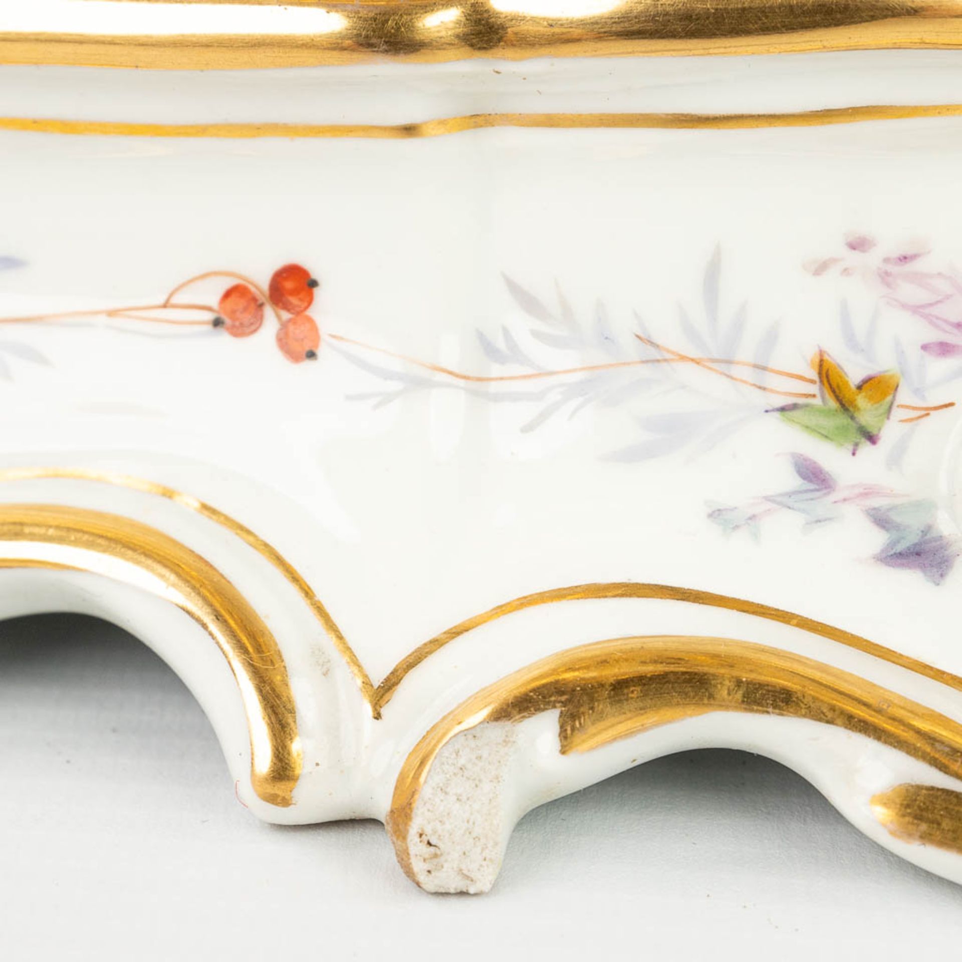 A table centrepiece made of Brussels Porcelain in Louis Philippe style, with hand-painted decor. (H: - Image 10 of 13