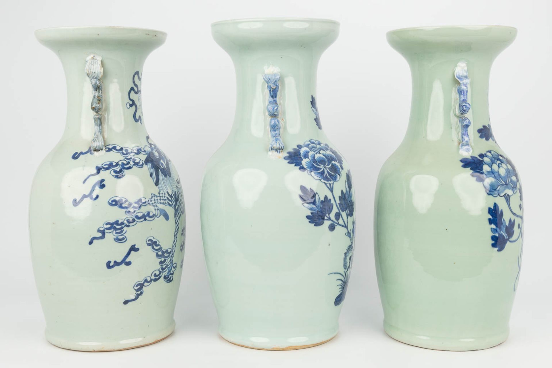 A collection of 3 vases made of Chinese porcelain with blue-white decor. (H:42cm) - Bild 10 aus 17