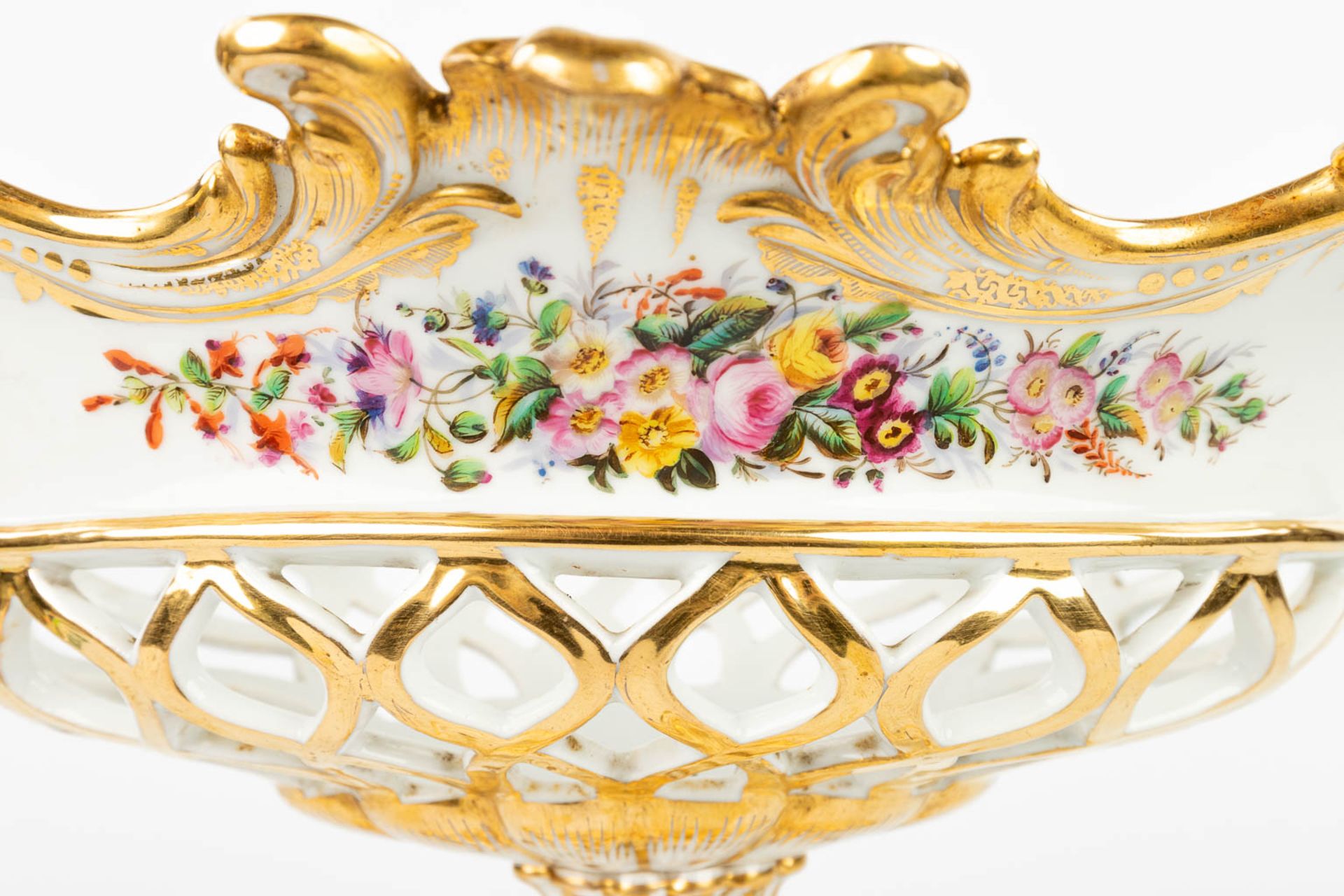 A table centrepiece made of Brussels Porcelain in Louis Philippe style, with hand-painted decor. (H: - Image 12 of 13