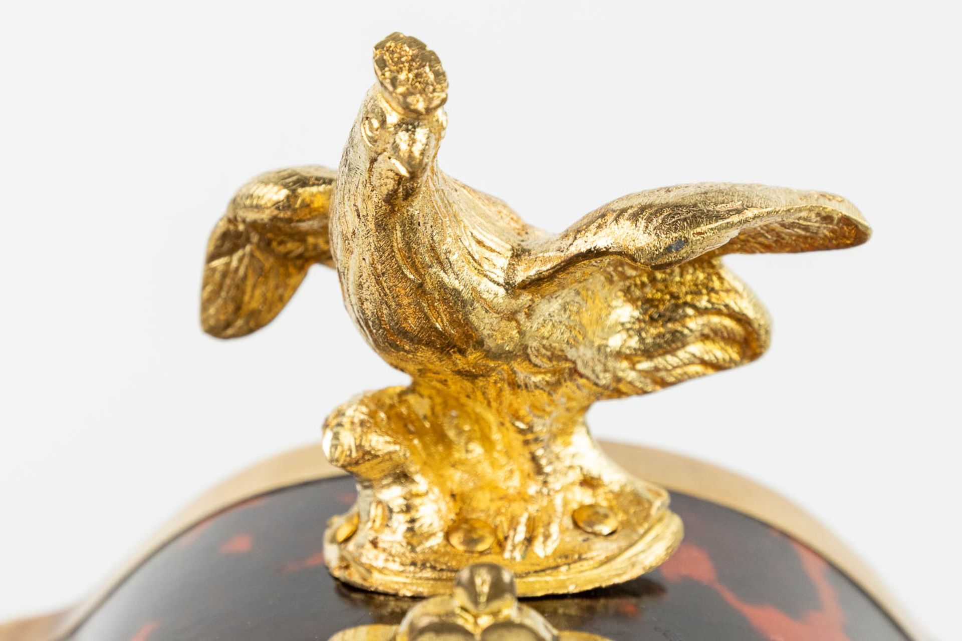 A mantle clock finished with tortoise shell Boulle inlay and mounted with gilt bronze. (H:26cm) - Image 9 of 12