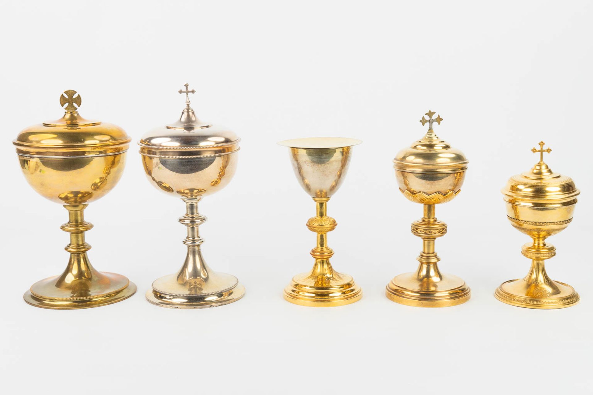 A collection of 4 large ciboria and a chalice made of silver and gold plated metal. - Image 6 of 24