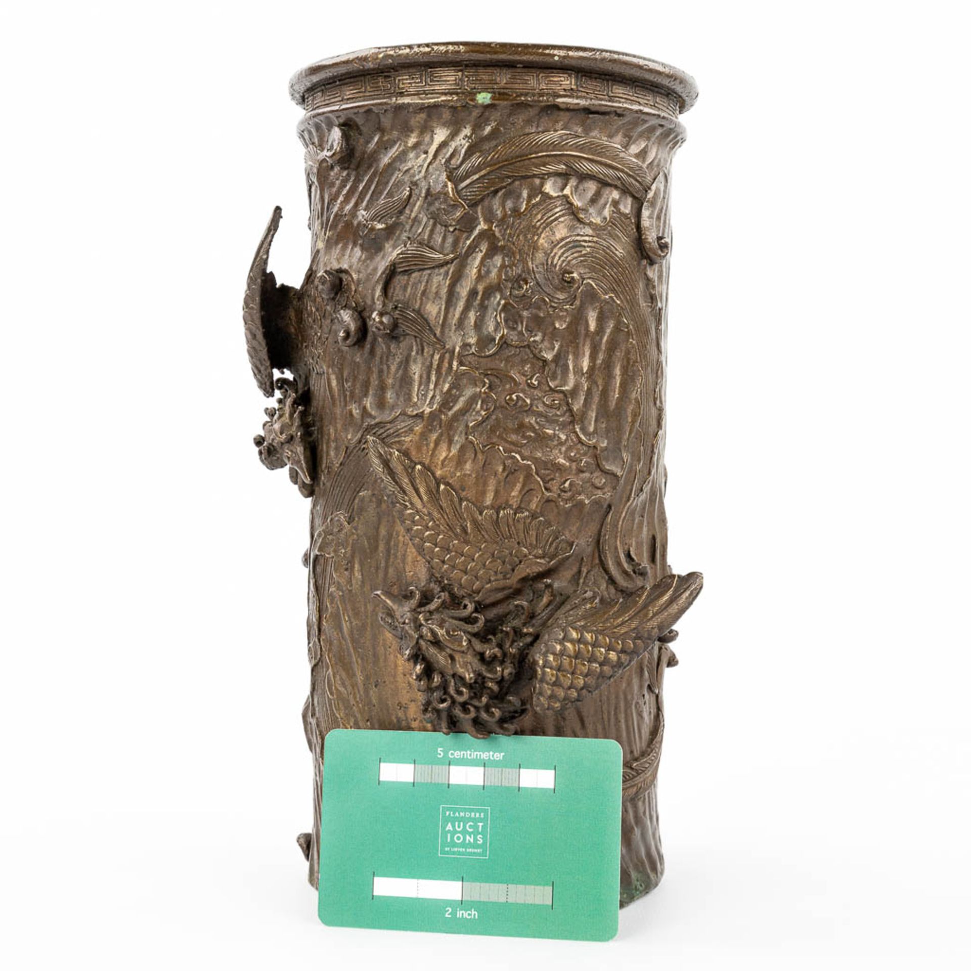 A brush pot made of bronze and decorated with mythological figurines, cranes and bonsai tree. (H:25) - Bild 2 aus 11