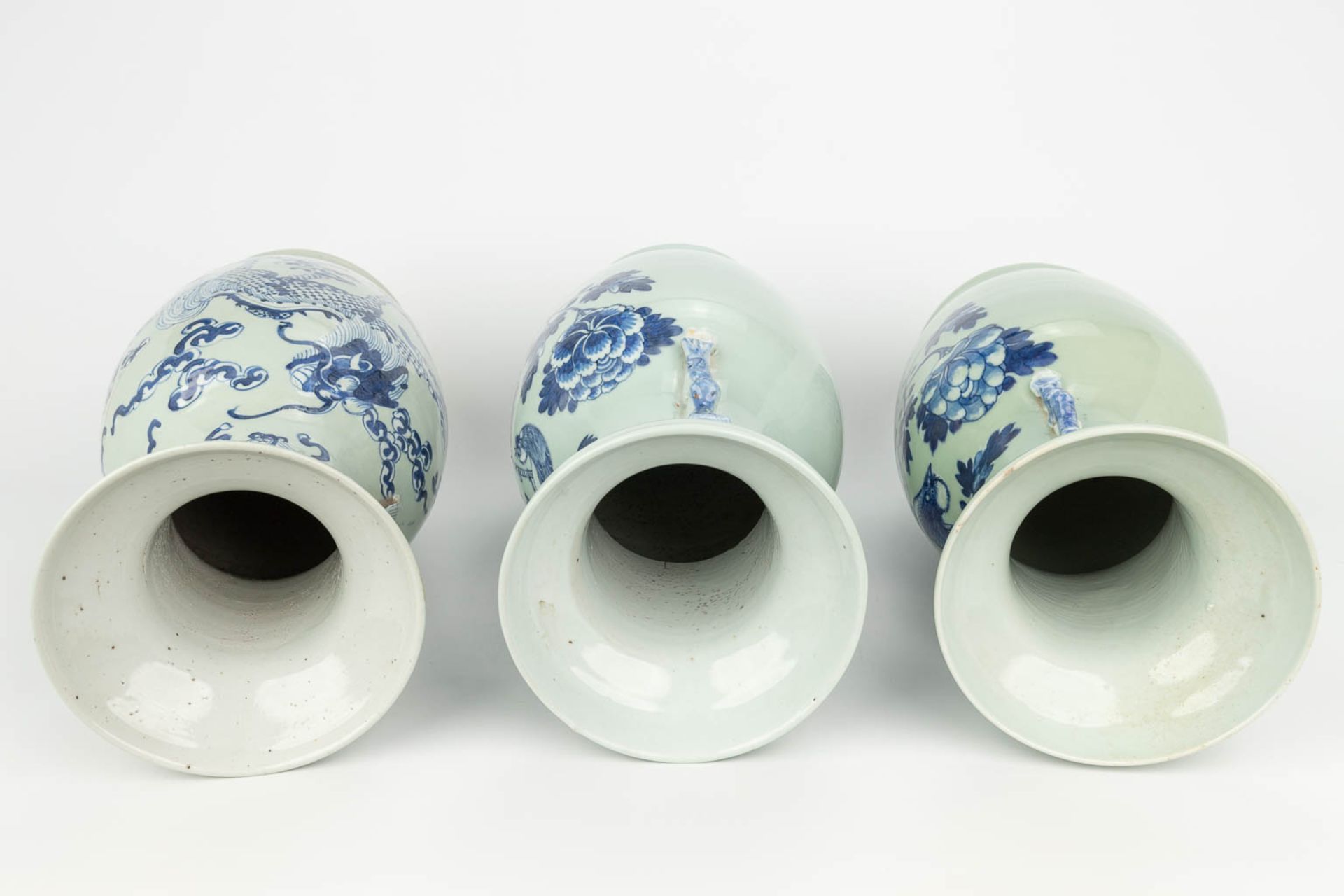 A collection of 3 vases made of Chinese porcelain with blue-white decor. (H:42cm) - Bild 8 aus 17