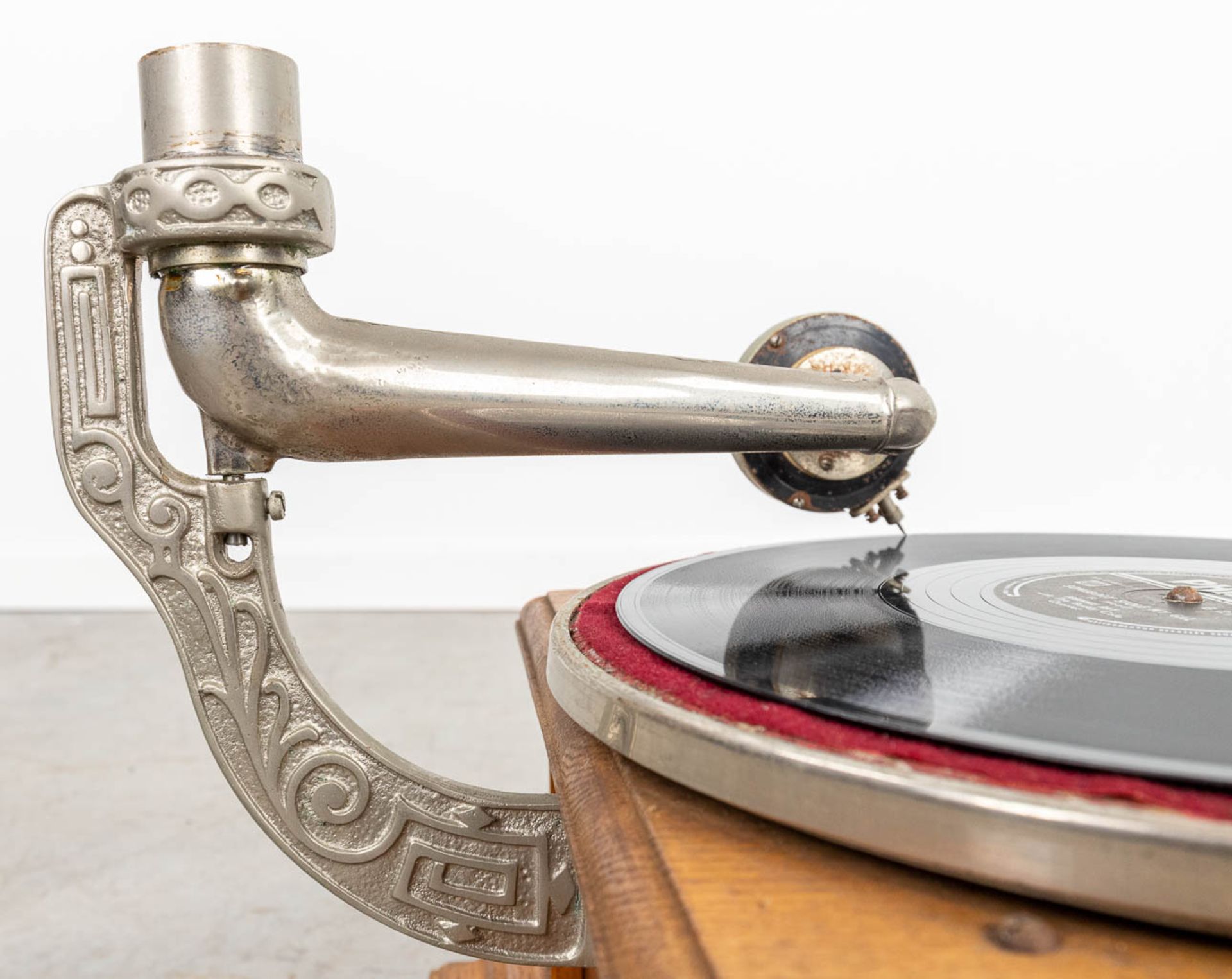 An antique gramophone with large horn and LP's. (H:75cm) - Bild 3 aus 10