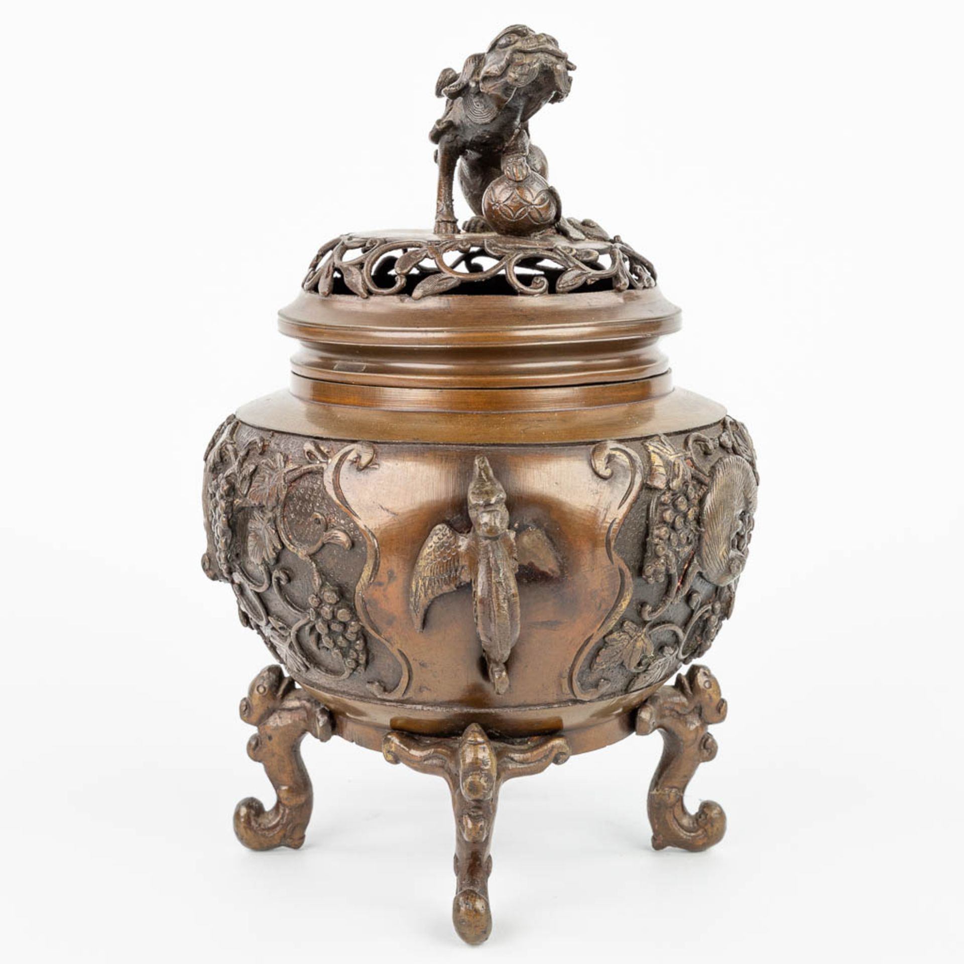An Oriental Brûle Parfum made of patinated bronze and decorated with figurines. (H:28cm) - Image 15 of 16