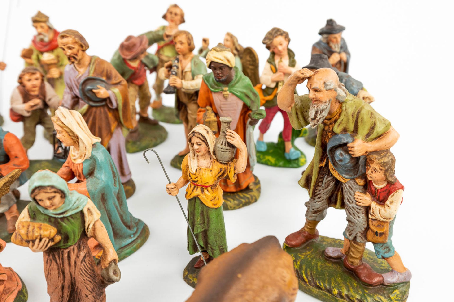 A large and extended Nativity scene with figurines and animals made of papier maché. - Image 20 of 20