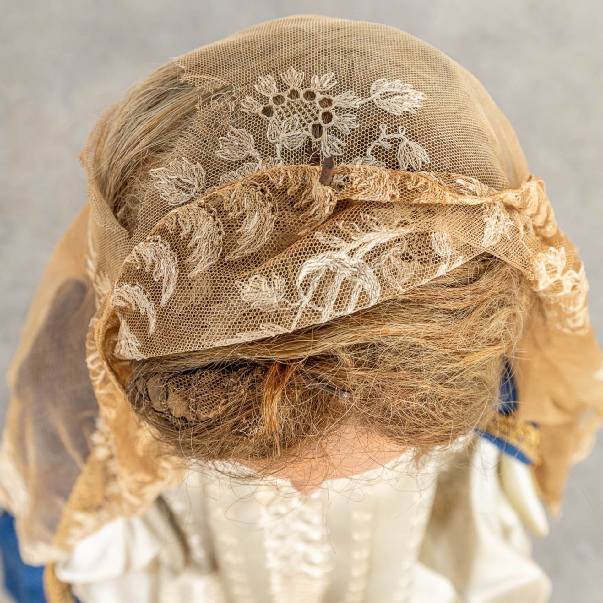 A procession madonna with robes, real hair and made of sculptured wood. 19th century. - Image 11 of 13