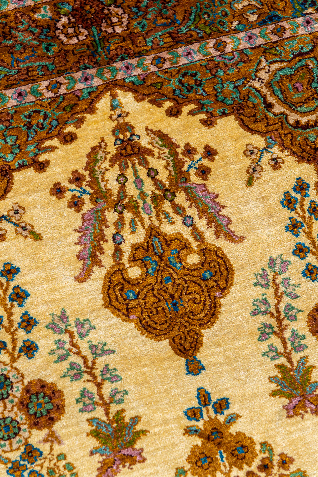 An oriental hand-made carpet made in Kashmir, India. (118 x 75 cm) - Image 3 of 7