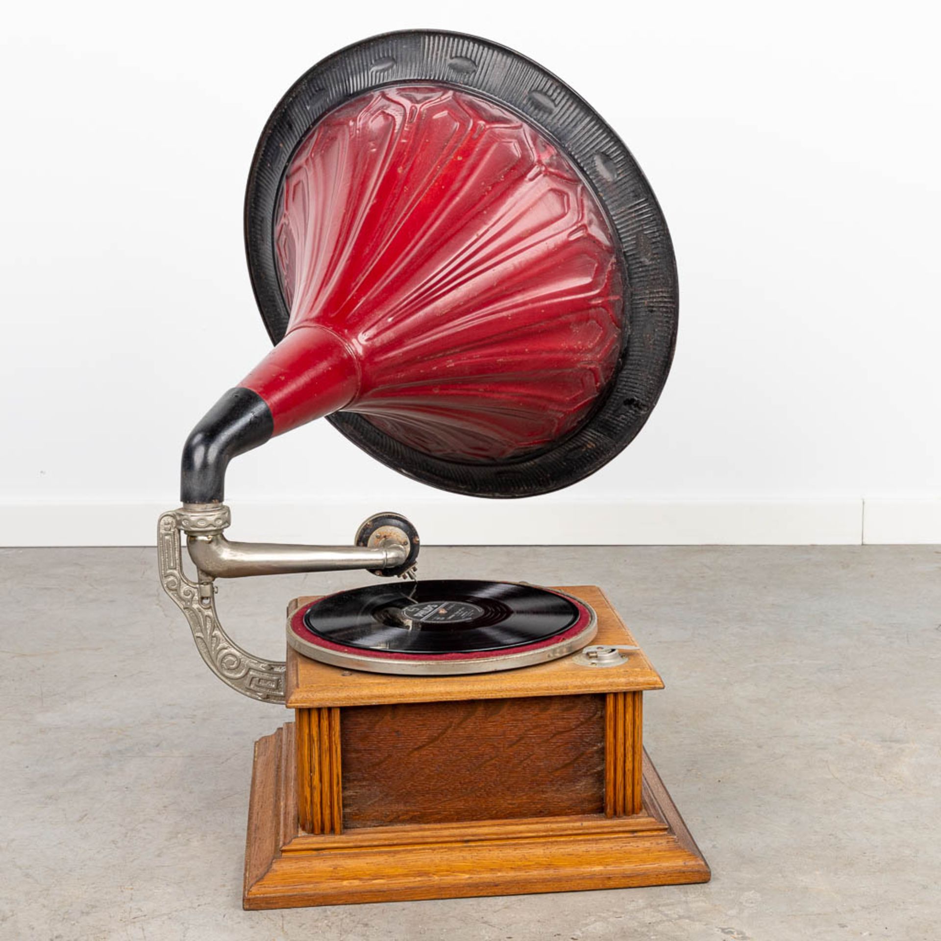 An antique gramophone with large horn and LP's. (H:75cm) - Bild 4 aus 10