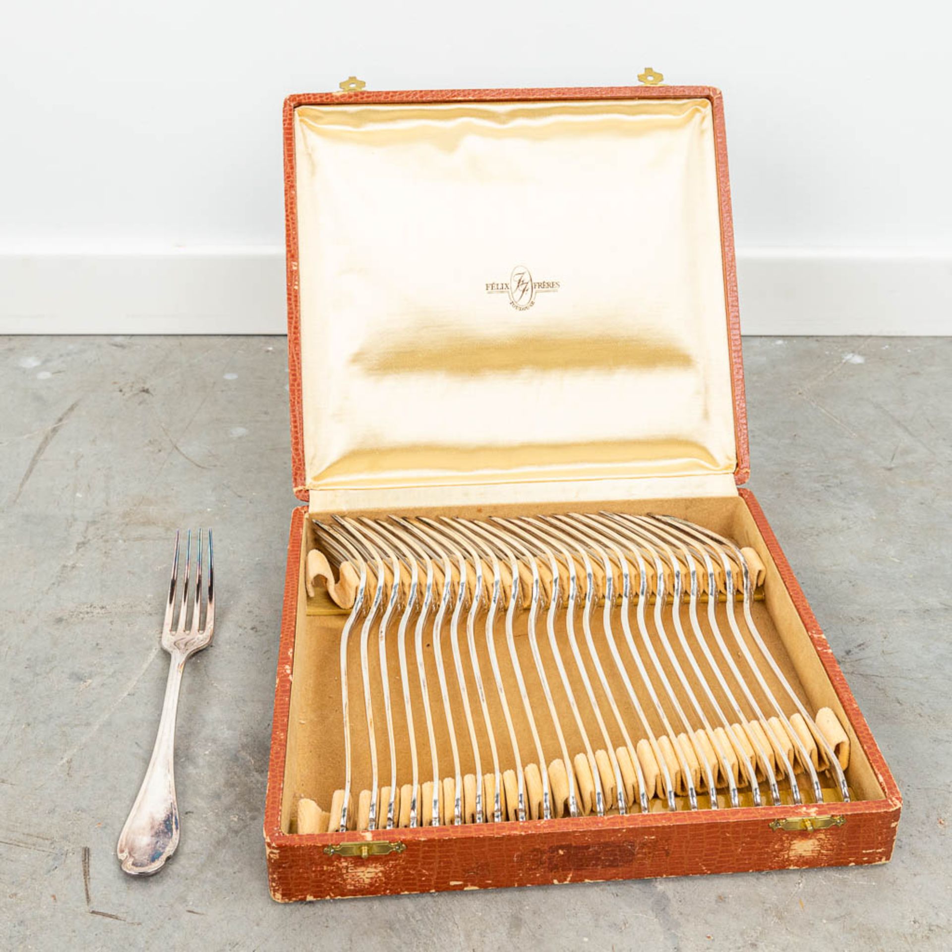 A 24-piece silver-plated cutlery in multiple boxes and marked Felix Frres. - Image 15 of 17