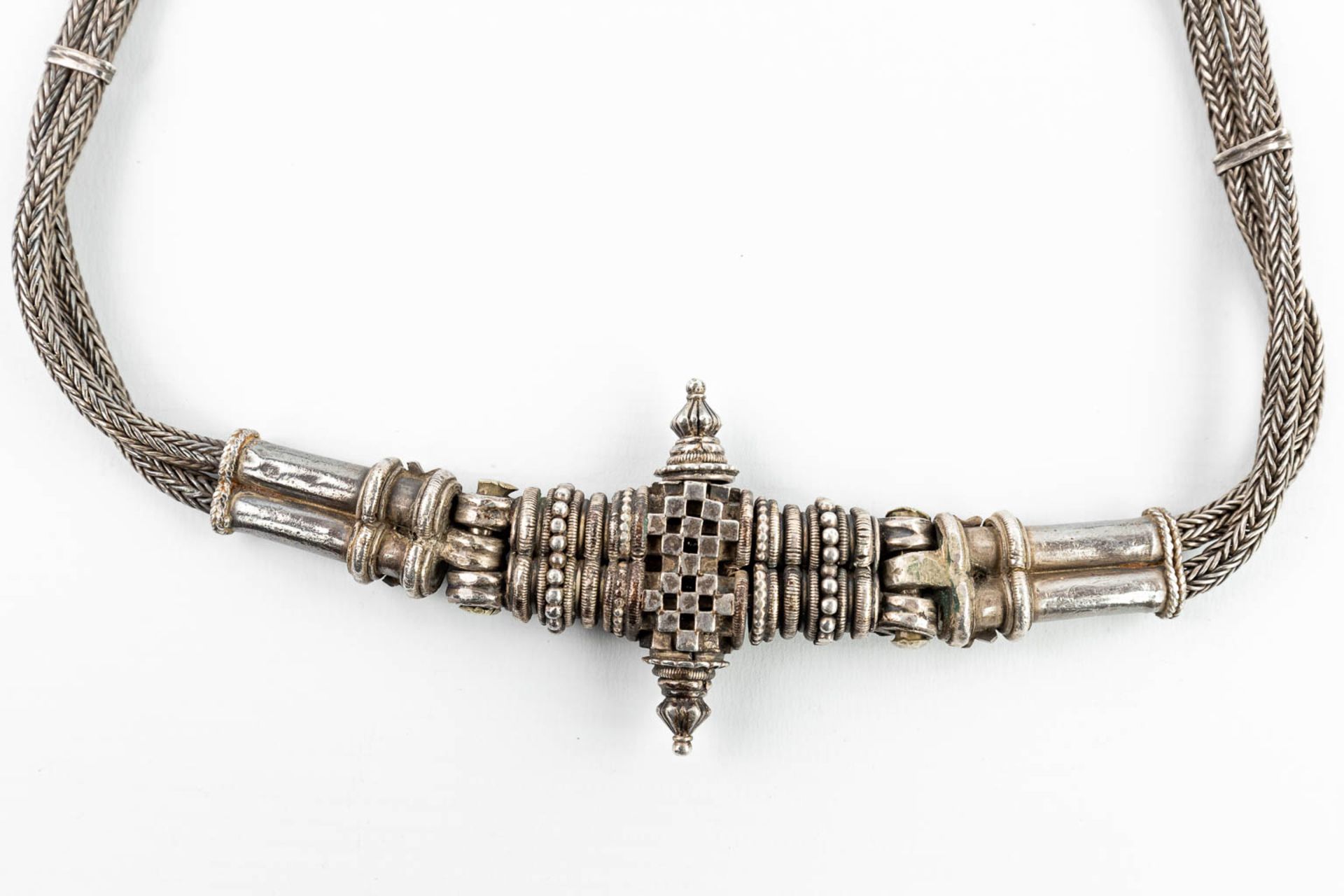 A necklace and belt made of silver in Oriental style. - Image 4 of 14