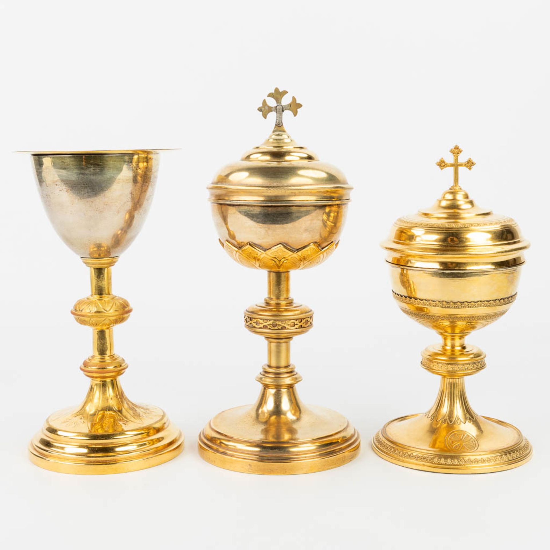 A collection of 4 large ciboria and a chalice made of silver and gold plated metal. - Image 12 of 24