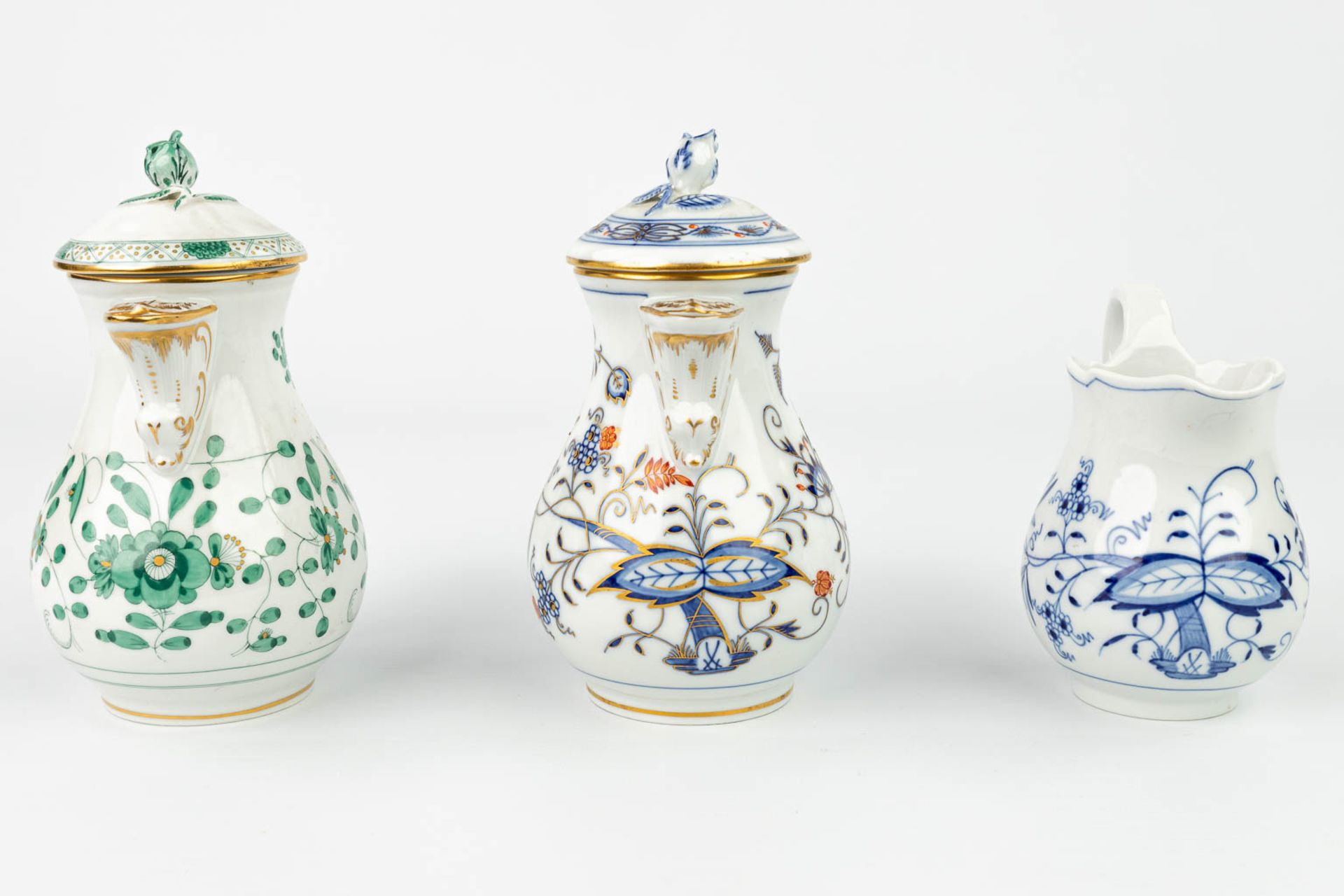 A collection of 2 coffee pots and a milk jug made by Meissen porcelain, 20th century. (H:17cm) - Image 15 of 17