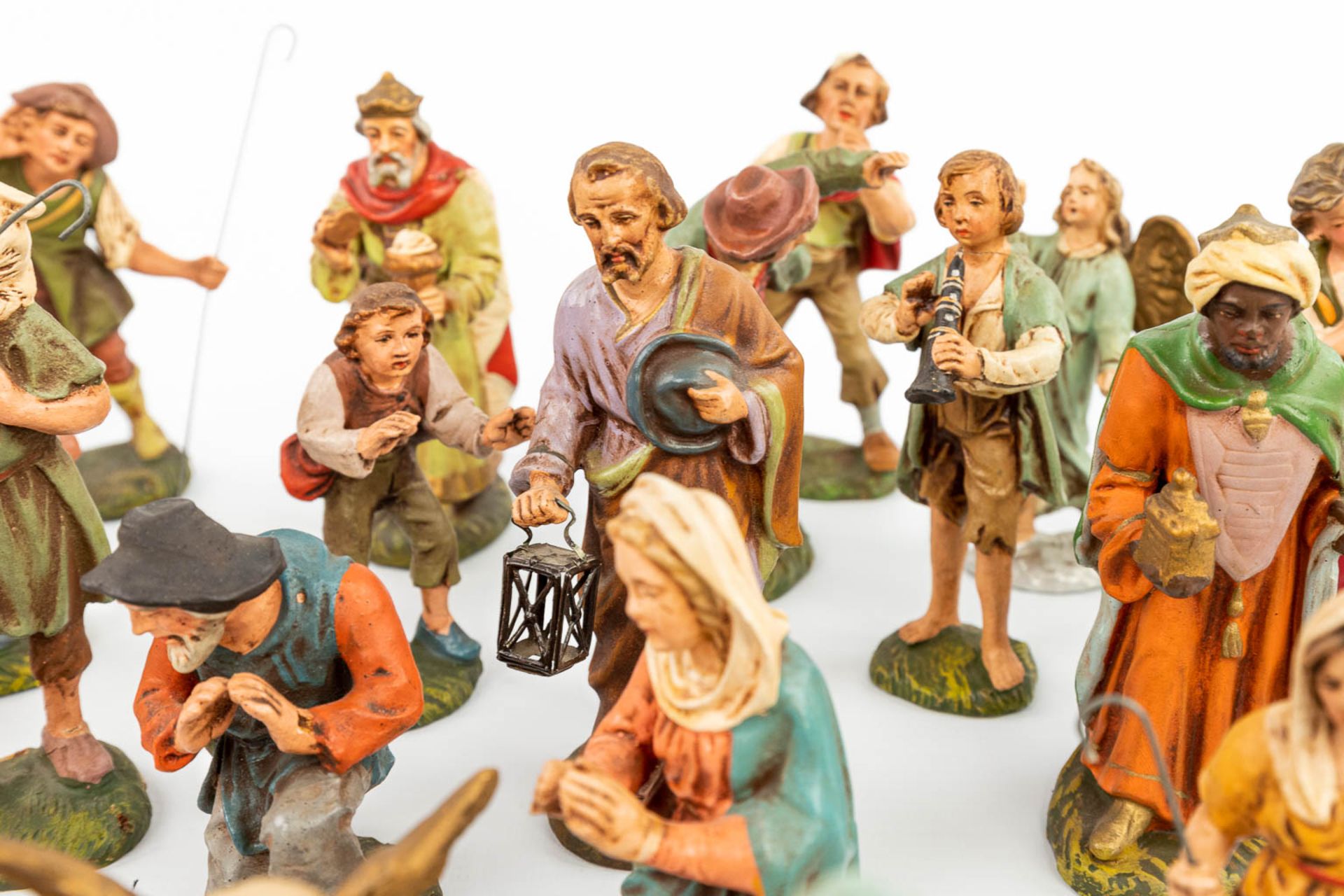 A large and extended Nativity scene with figurines and animals made of papier maché. - Image 18 of 20