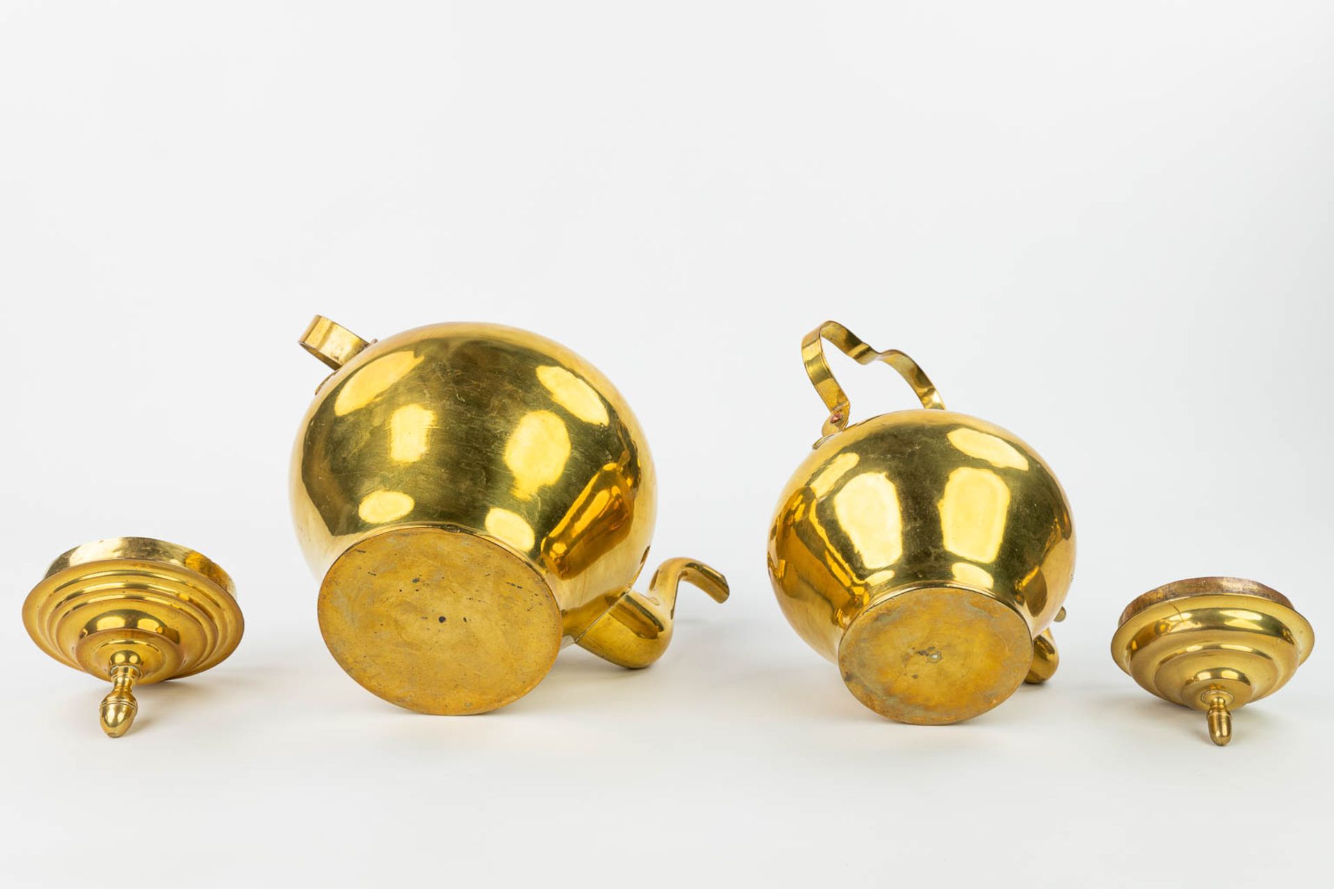 A collection of 5 'appelmoren' theepoten, gemaakt uit koper. (H:34cm) - Bild 5 aus 15