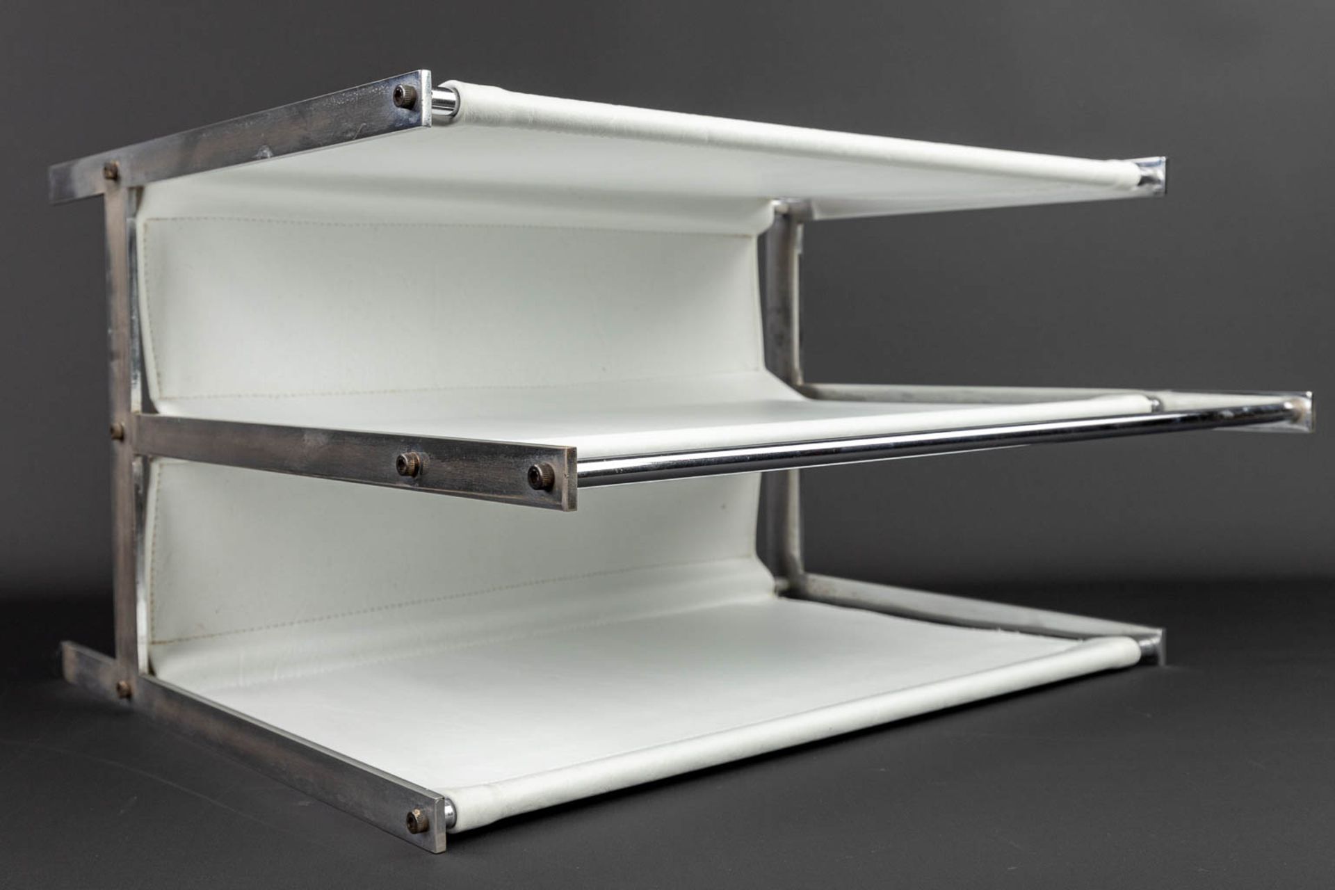 A 'Porte Revues' Magazine rack made of chrome-plated metal and faux leather. (H:47cm) - Image 9 of 13
