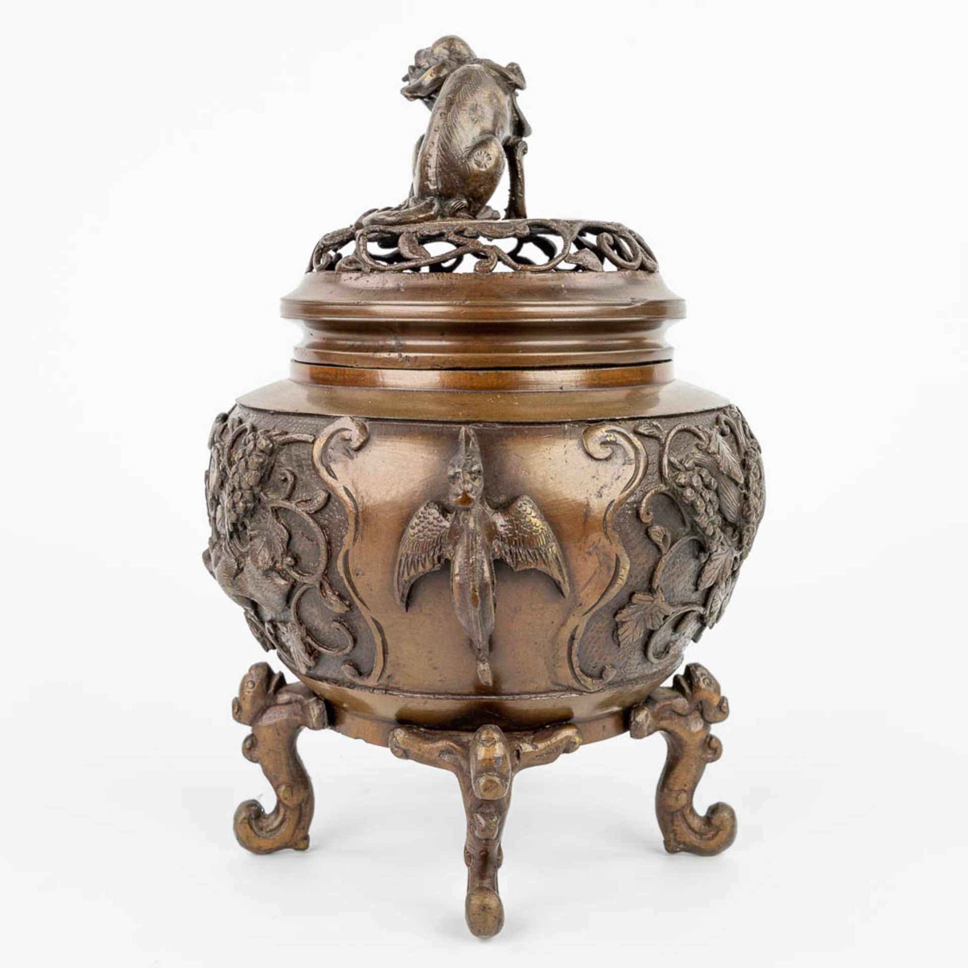 An Oriental Brûle Parfum made of patinated bronze and decorated with figurines. (H:28cm) - Image 16 of 16