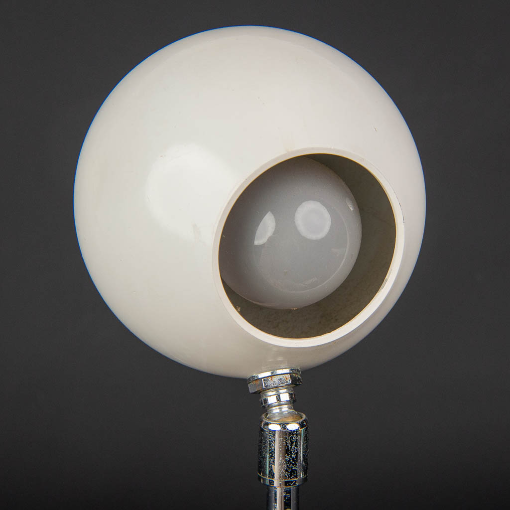 A mid-century desk lamp made of metal and mounted on a chrome base. (H:31cm) - Image 8 of 9