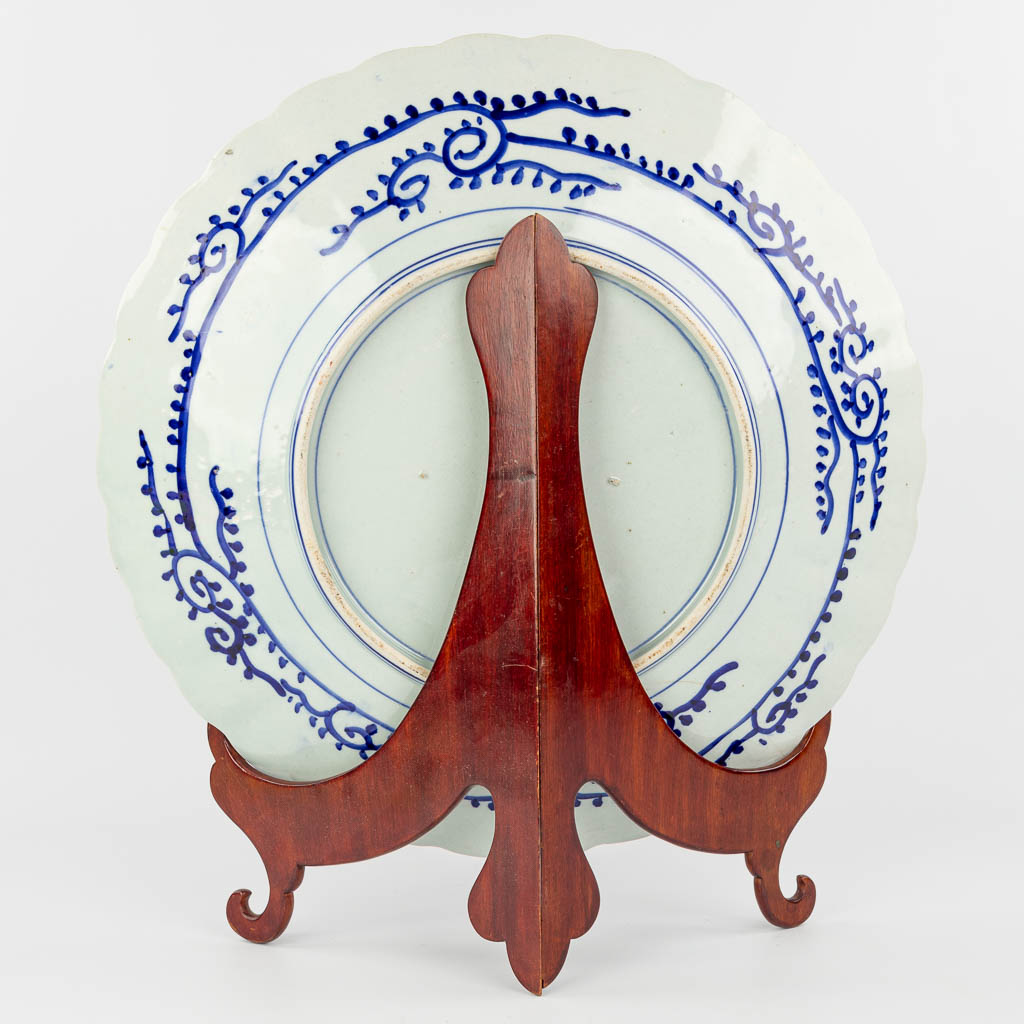 A large Japanese plate made of Imari porcelain. - Image 4 of 12