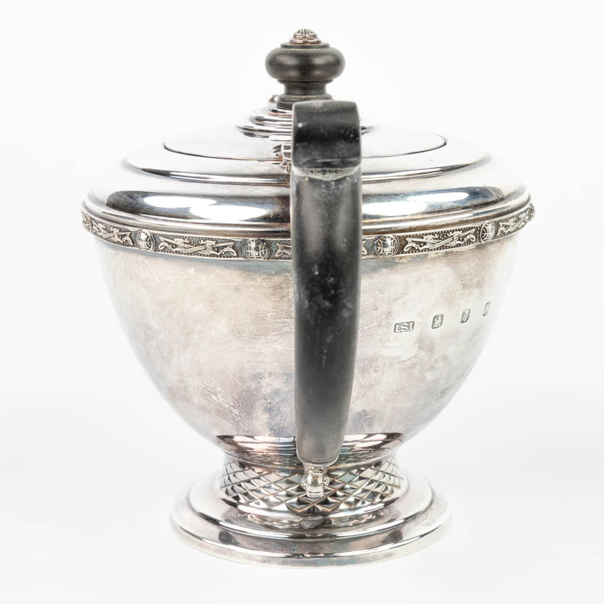 A fine silver teapot with ebony handles and made in Ireland, 1977. (H:16,5cm) - Image 3 of 18