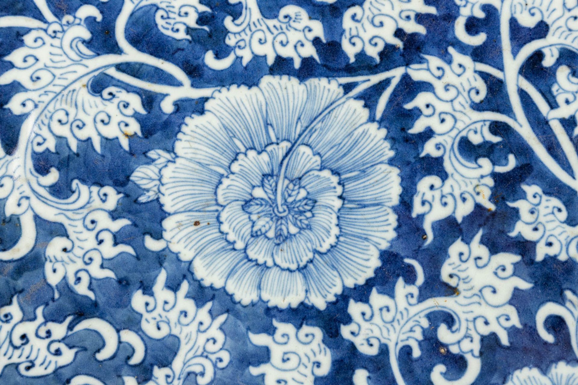 A large Chinese plate with blue-white floral decor.  - Bild 12 aus 12