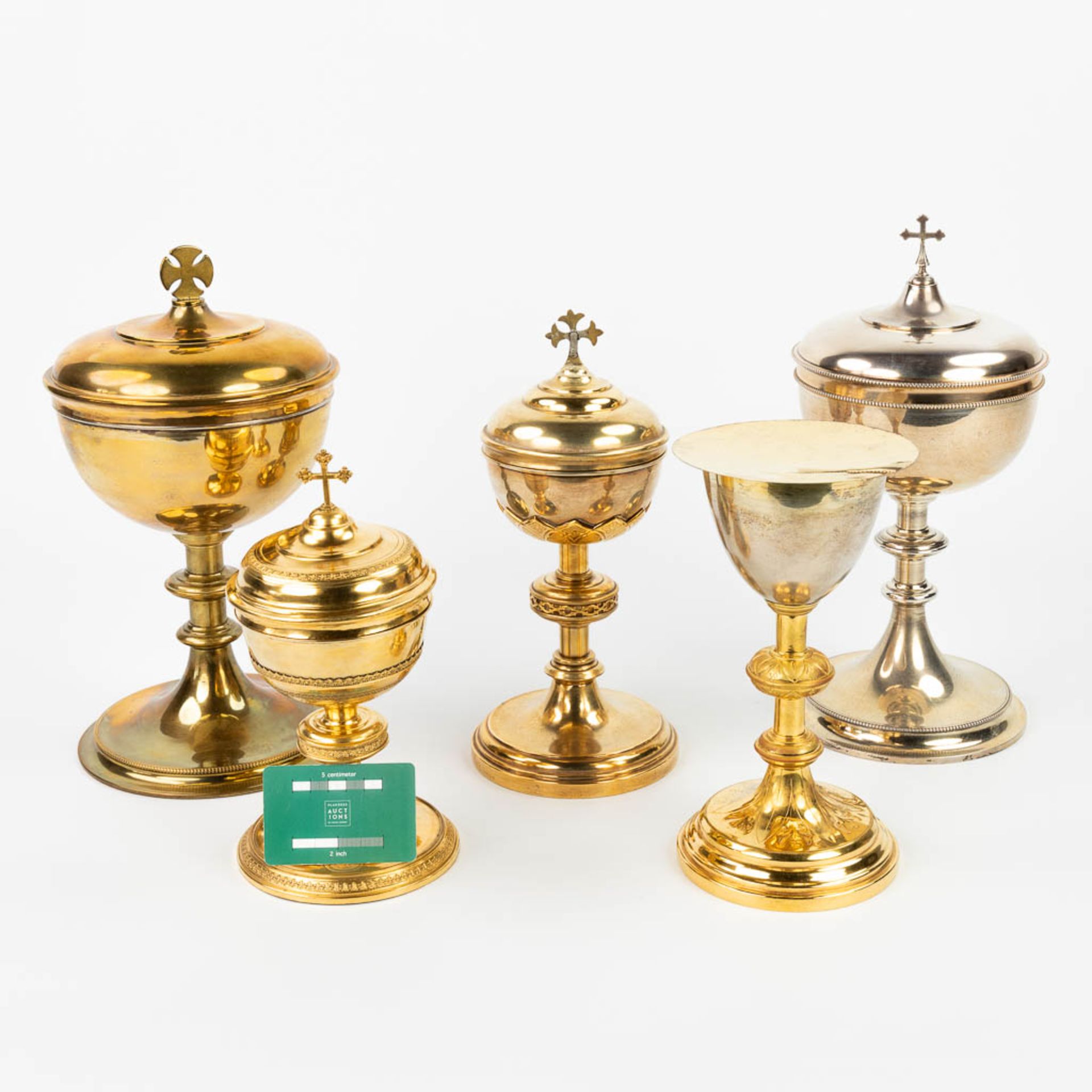 A collection of 4 large ciboria and a chalice made of silver and gold plated metal. - Image 11 of 24