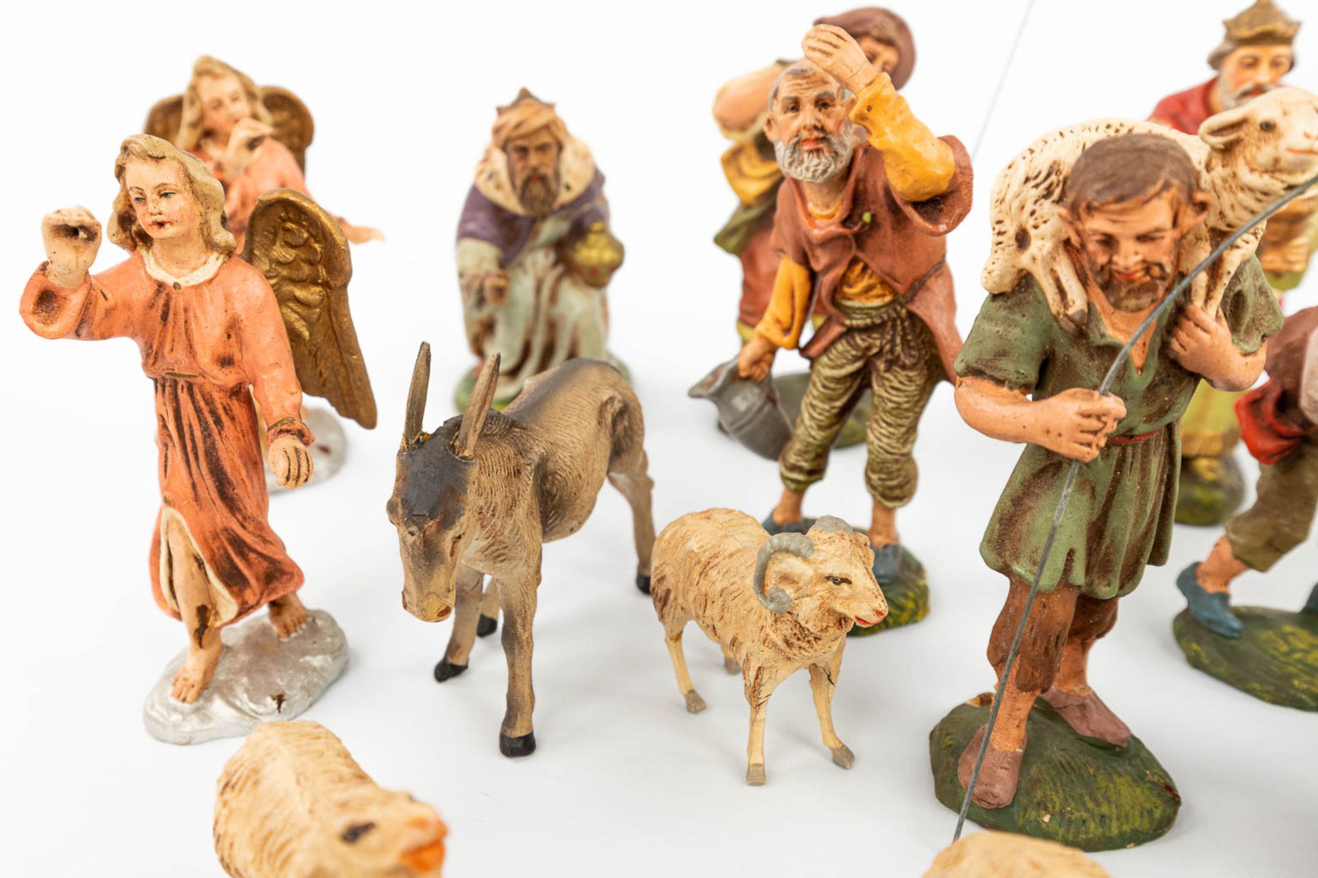 A large and extended Nativity scene with figurines and animals made of papier maché. - Image 19 of 20