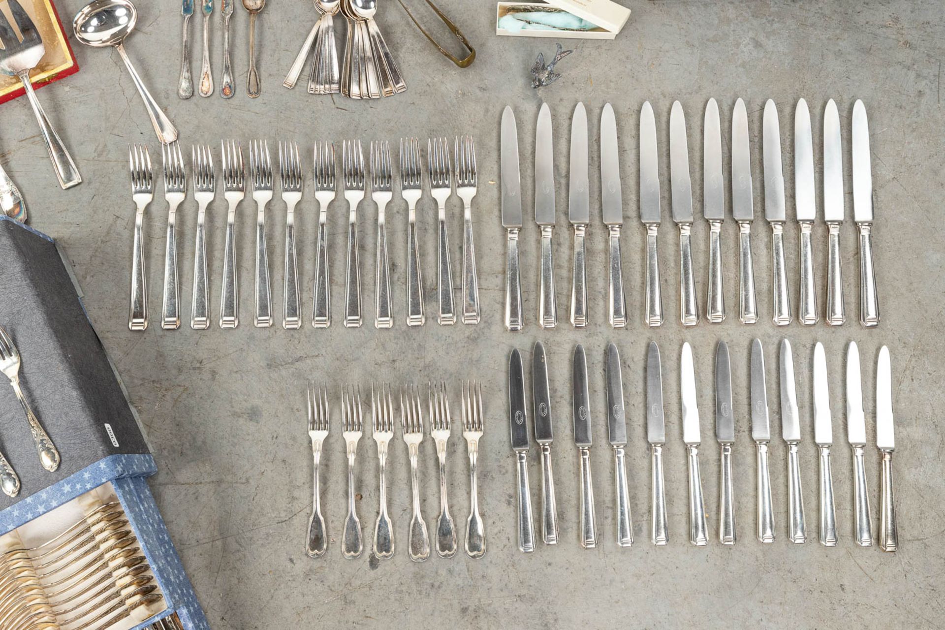 An assembled collection of silver-plated cutlery and accessories. - Image 8 of 15