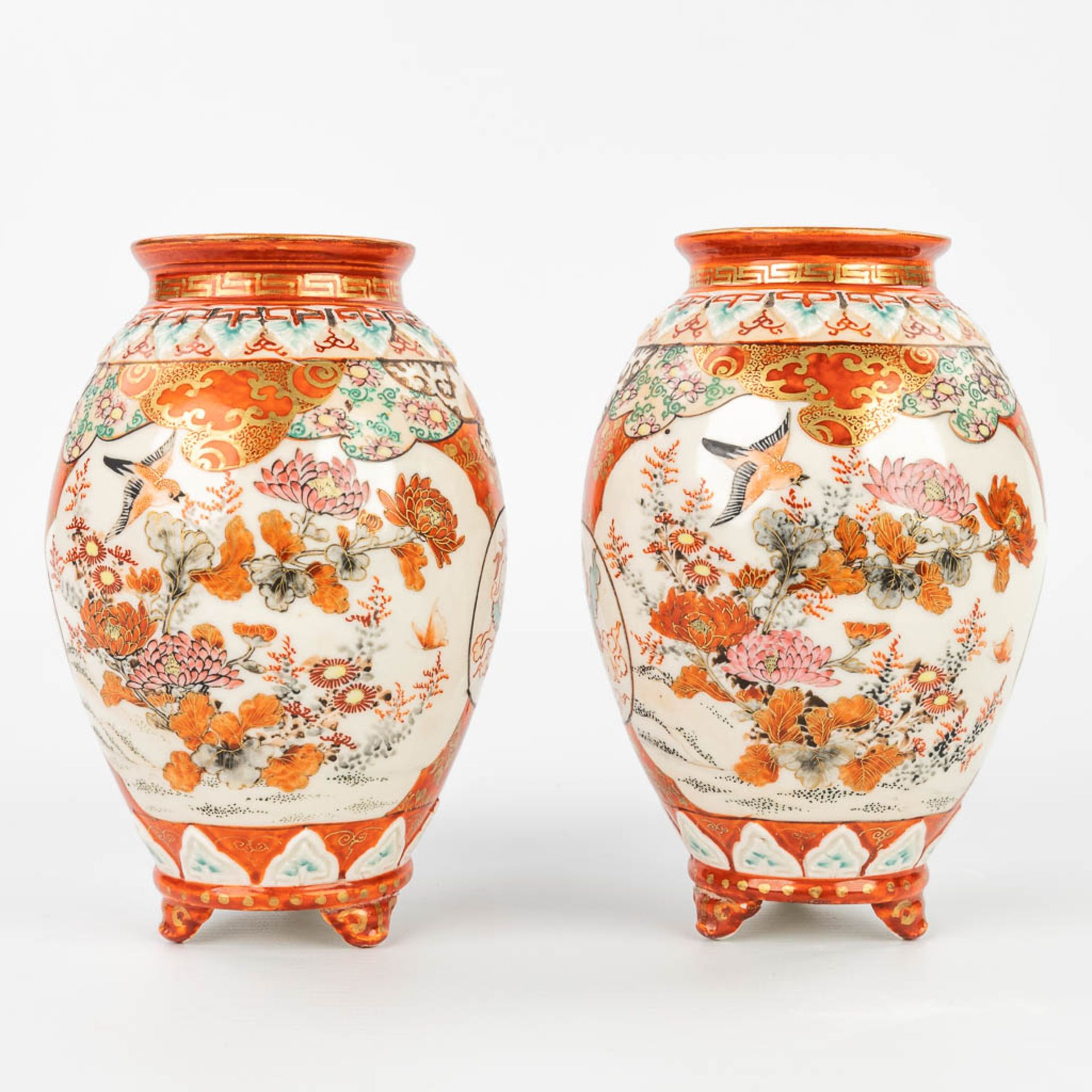 A pair of small vases made of stoneware with Kutani decor, made in Japan. (H:17cm) - Image 12 of 16