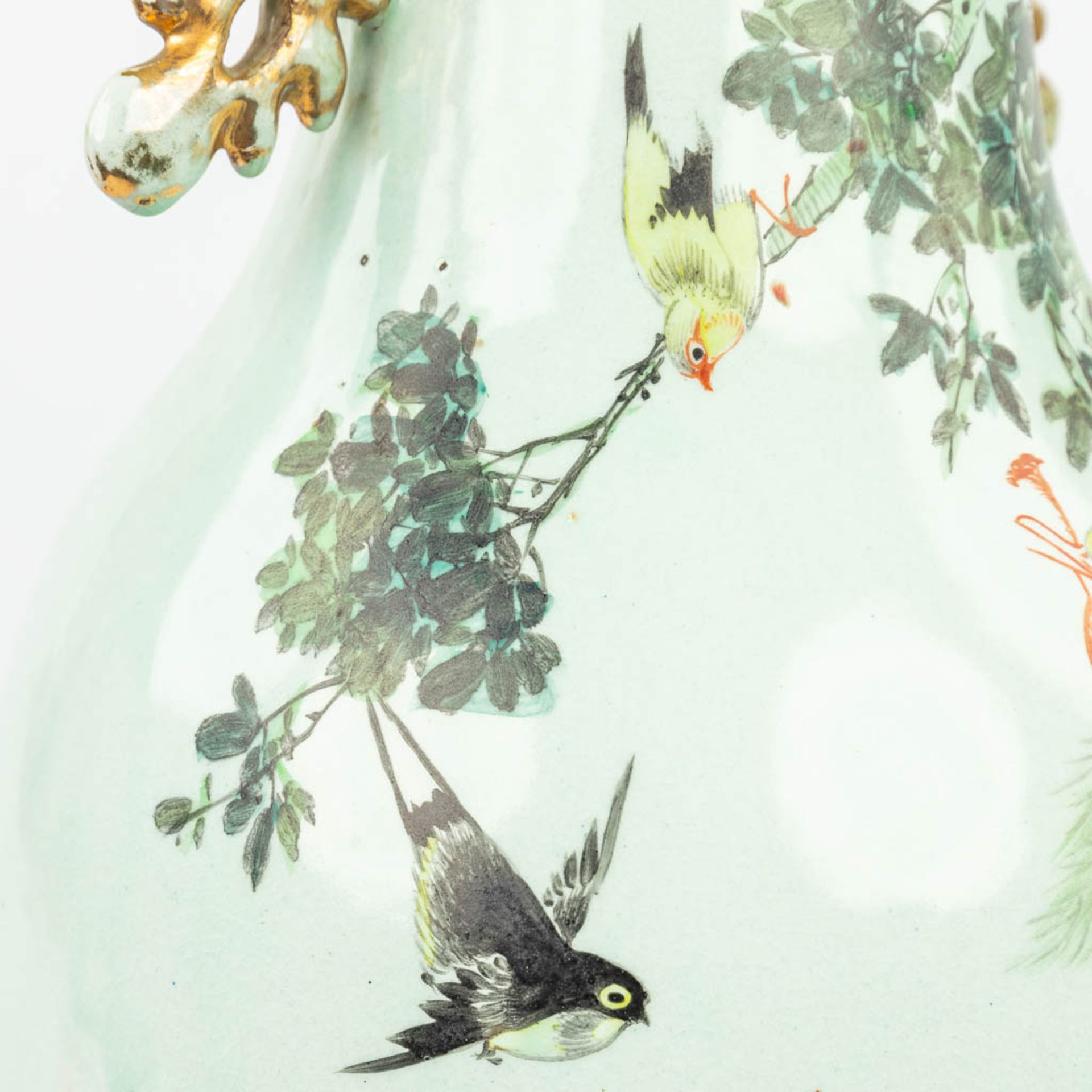 A Chinese vase made of porcelain and decorated with birds. (H:57cm) - Image 11 of 16