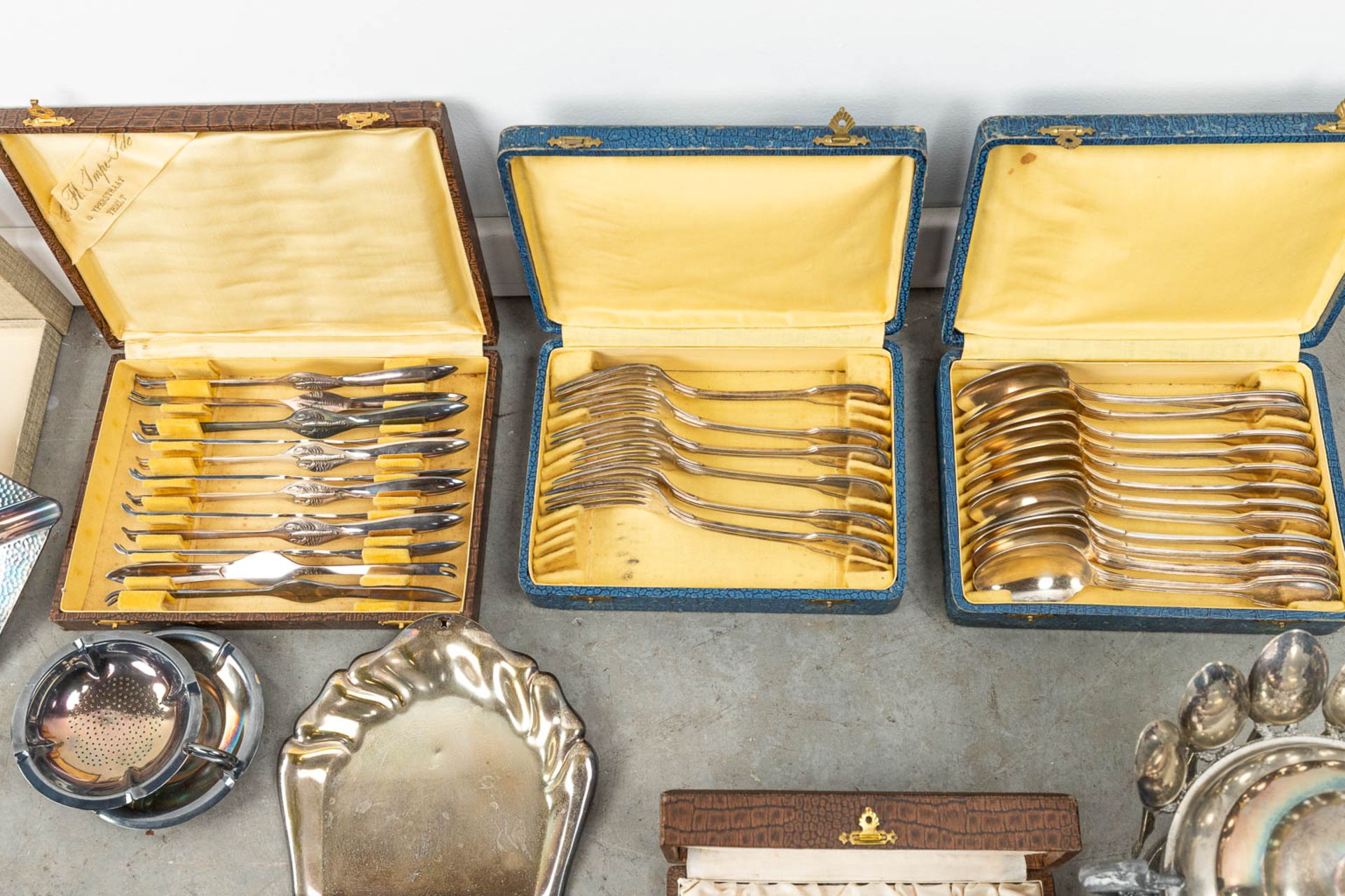 An assembled collection of silver-plated cutlery and accessories. - Image 10 of 15
