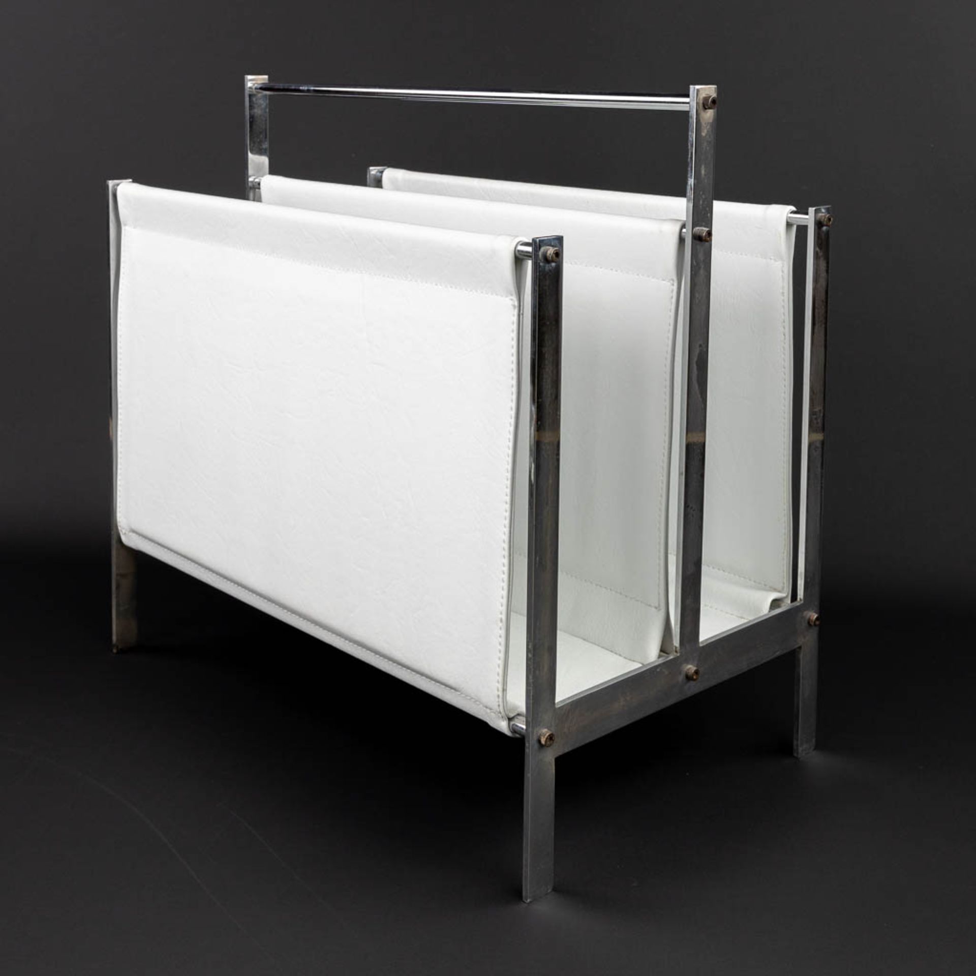 A 'Porte Revues' Magazine rack made of chrome-plated metal and faux leather. (H:47cm)