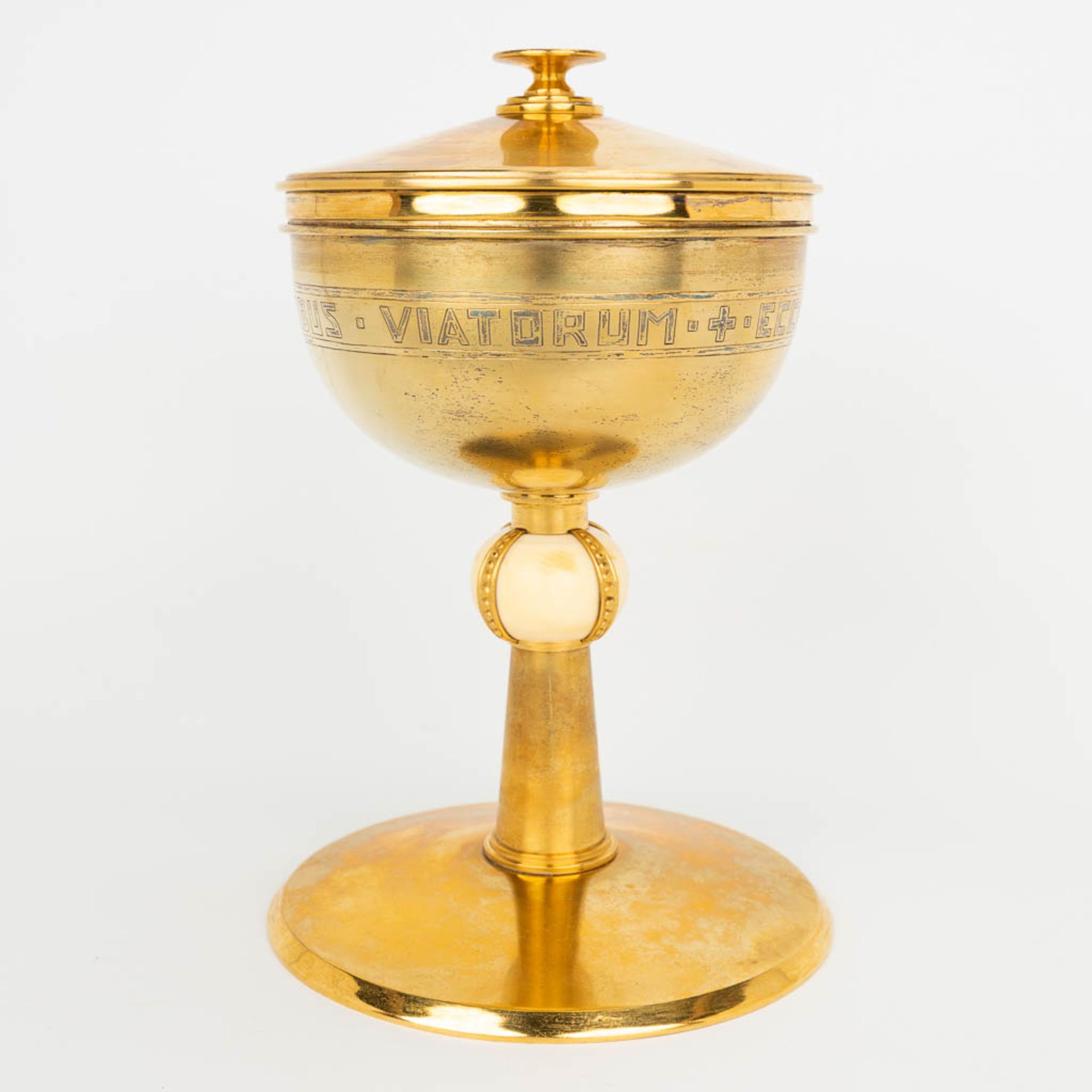 An art deco ciboria 'Viatorum Ecce Panis' and made of gold-plated silver. (H:25cm) - Image 4 of 12