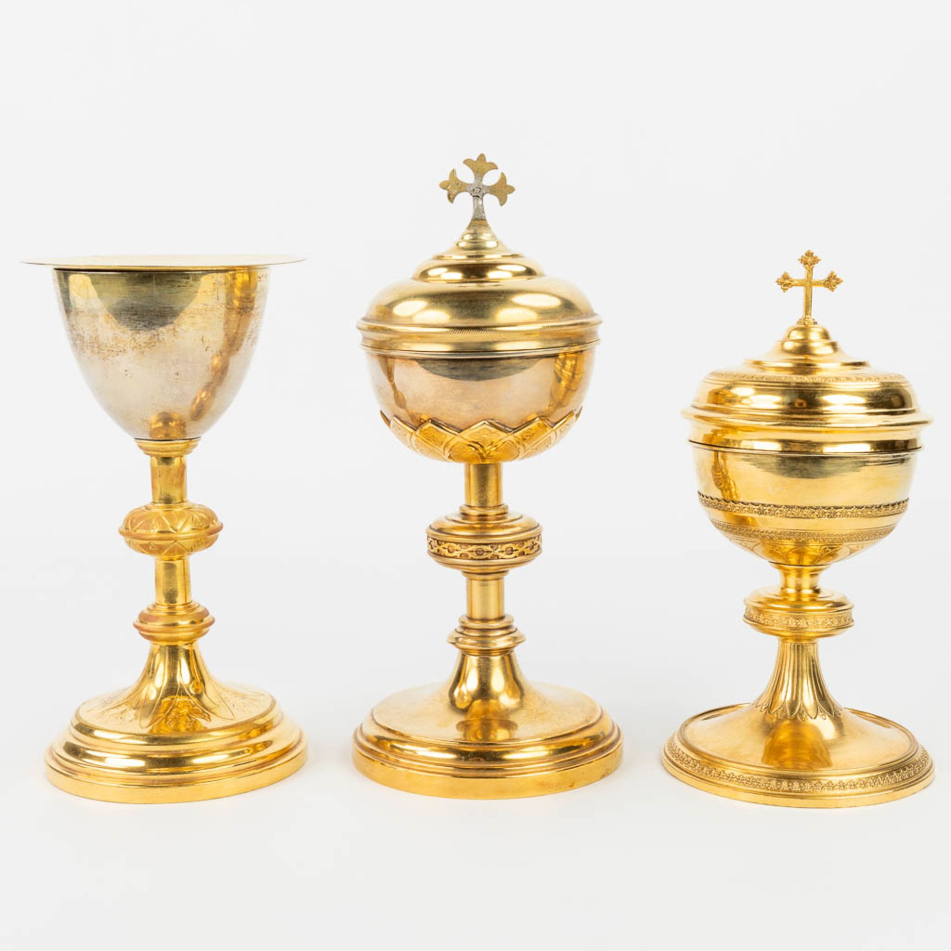 A collection of 4 large ciboria and a chalice made of silver and gold plated metal. - Image 17 of 24