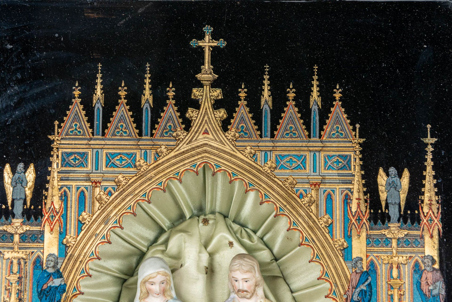 An Eglomisé reverse glass painting in gothic revival style, with a holy family statue made of bisque - Image 5 of 9