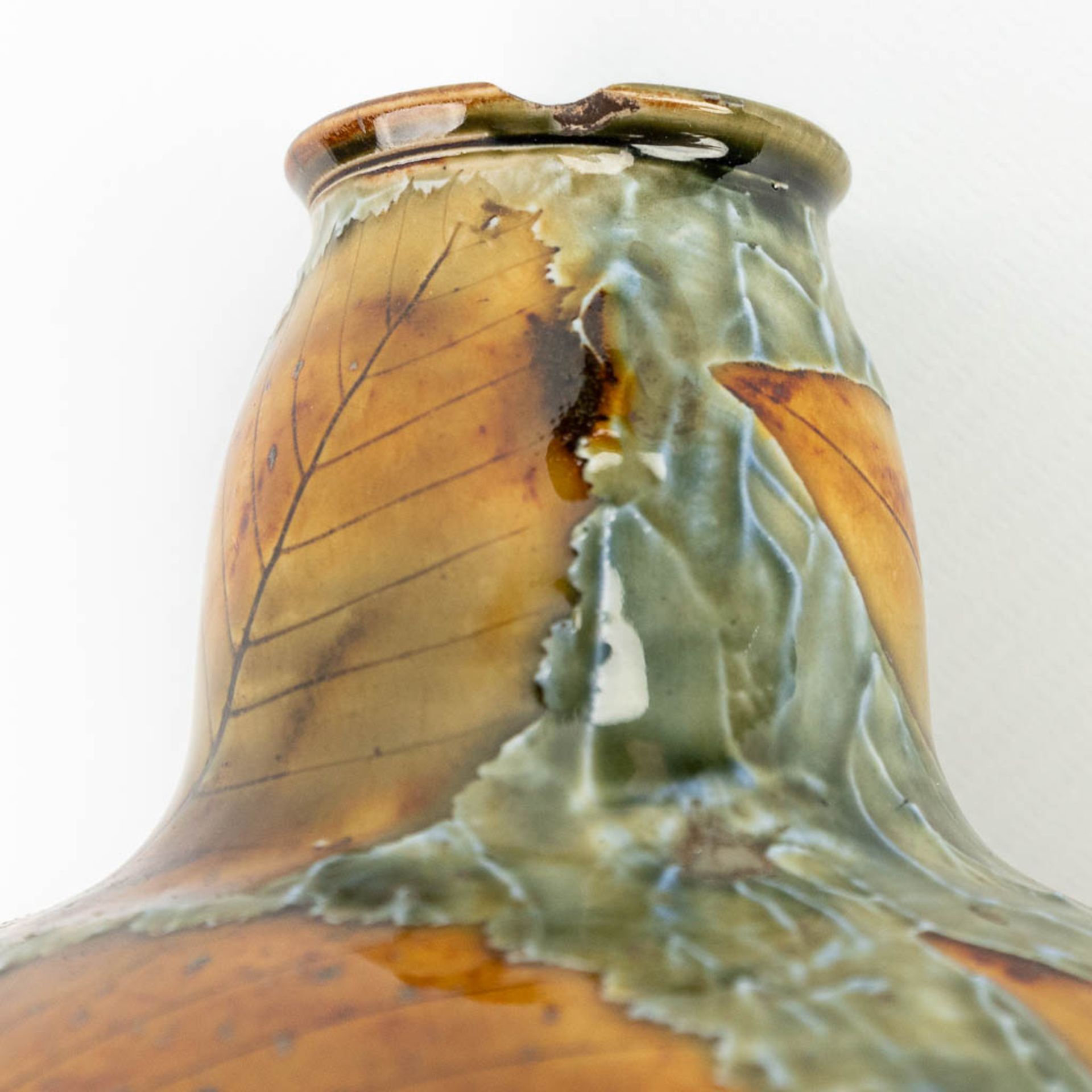 A vase decorated with leaves and made of stoneware marked Royal Doulton. (H:18cm) - Image 5 of 12