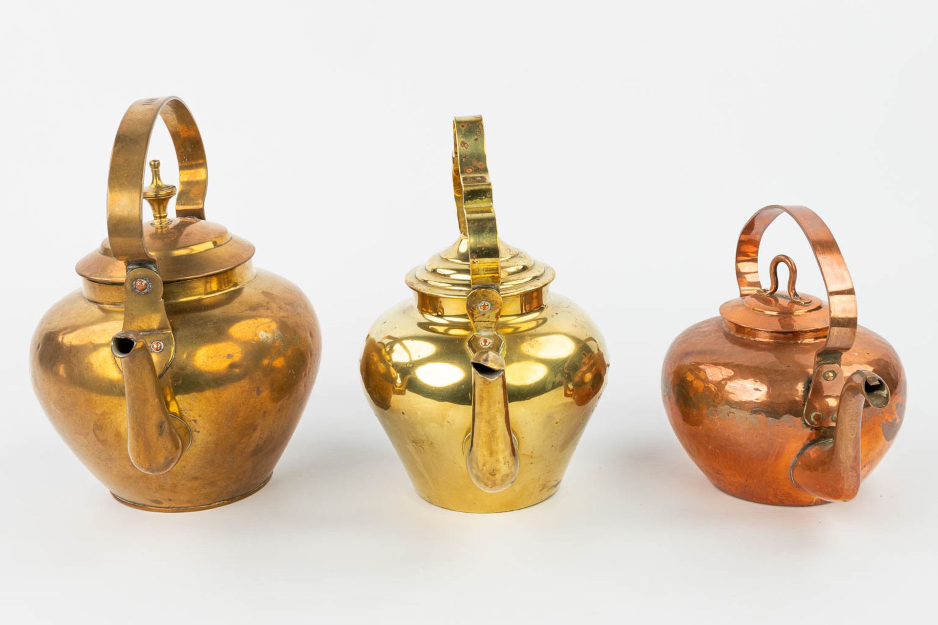 A collection of 5 'appelmoren' theepoten, gemaakt uit koper. (H:34cm) - Bild 6 aus 15