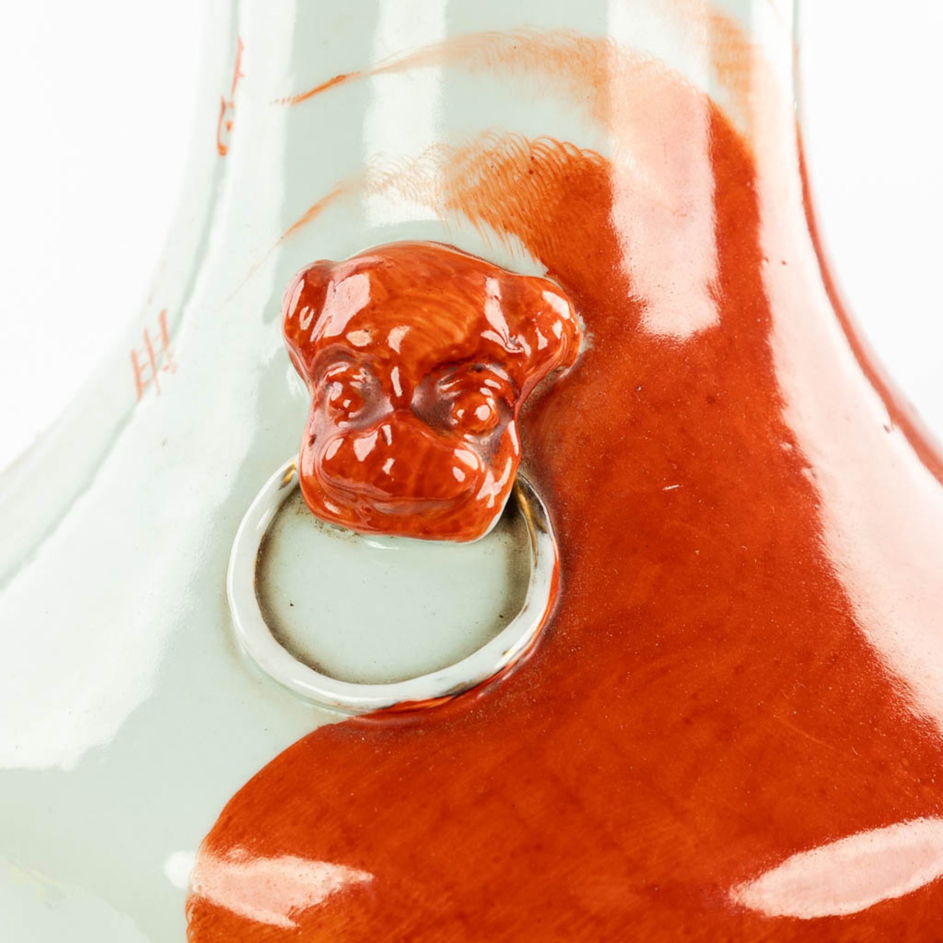 A Chinese vase made of porcelain and decorated with a red foo dog. (H:59cm) - Image 14 of 14