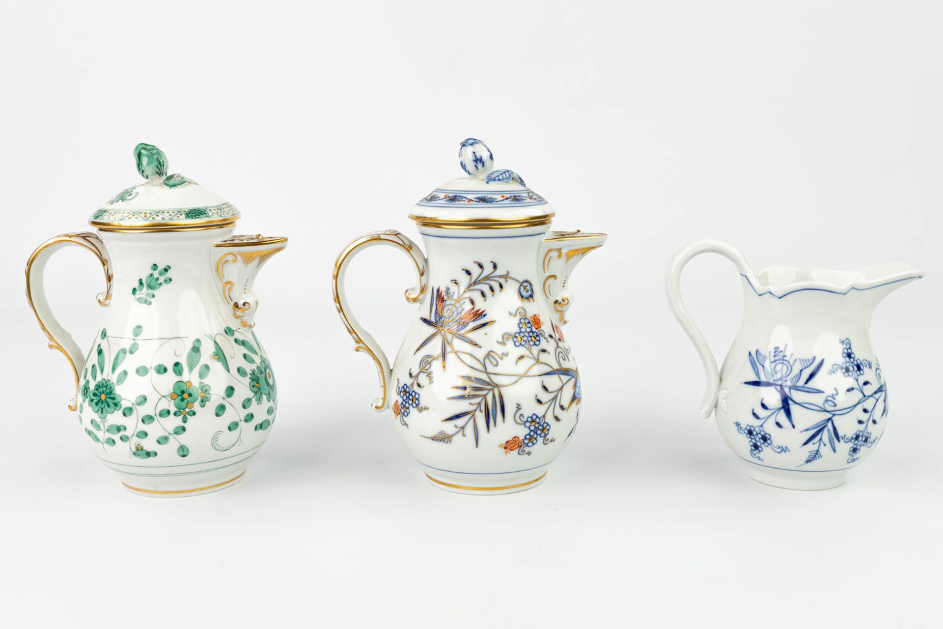 A collection of 2 coffee pots and a milk jug made by Meissen porcelain, 20th century. (H:17cm) - Image 12 of 17