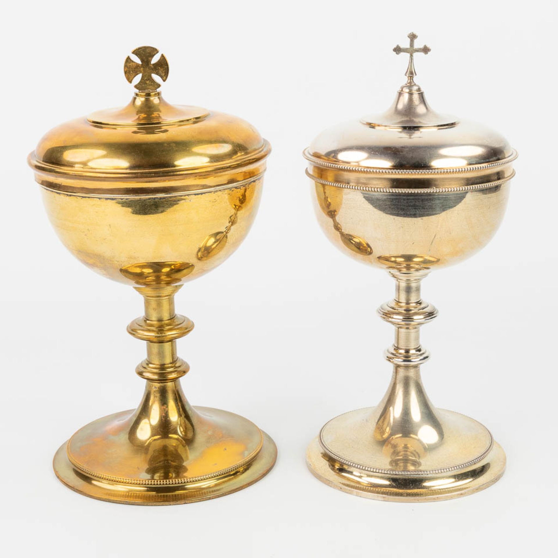 A collection of 4 large ciboria and a chalice made of silver and gold plated metal. - Image 19 of 24