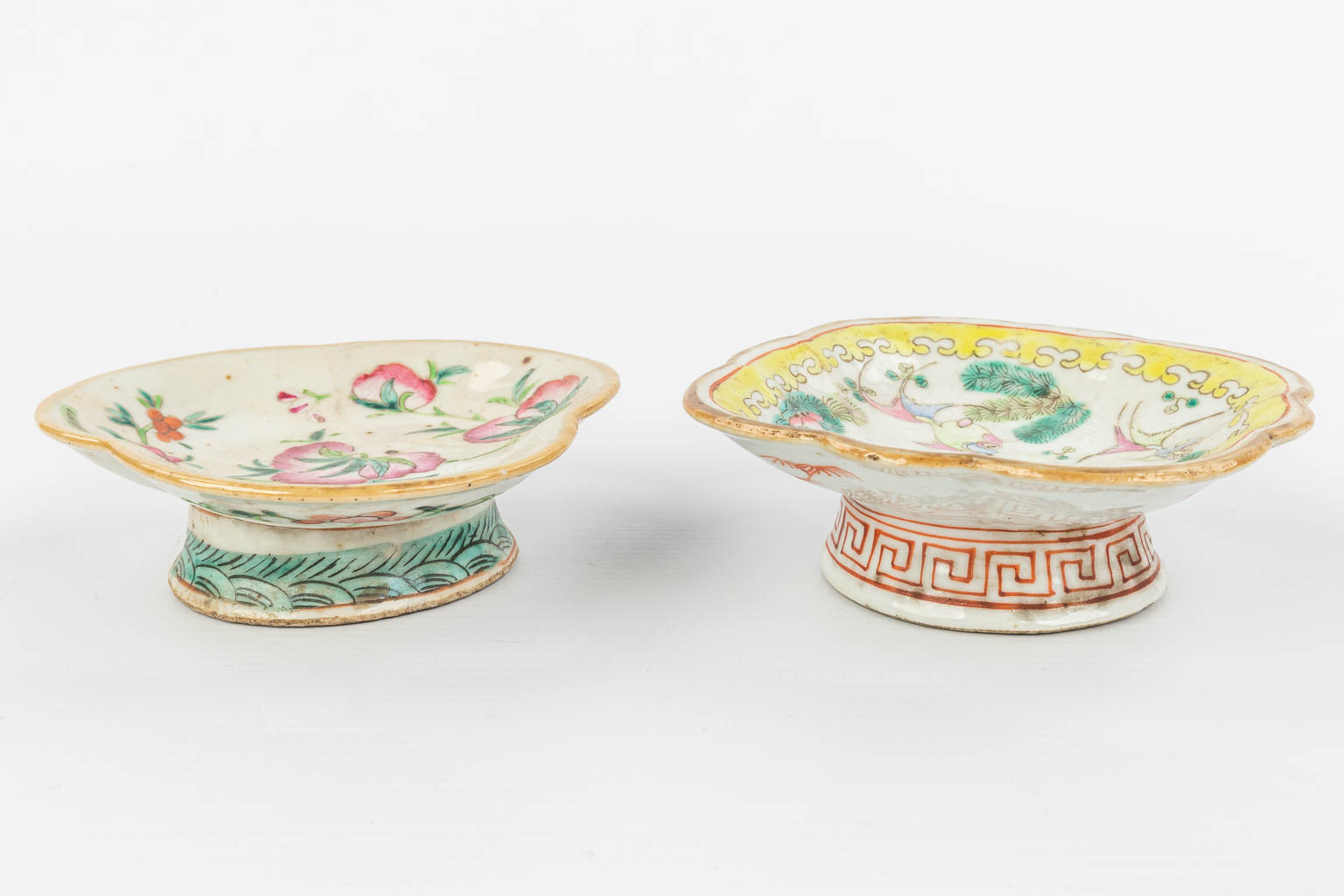 A collection of 2 Oriental bowls with images of peaches and fish. 19th century. (H:3,5cm) - Image 12 of 13