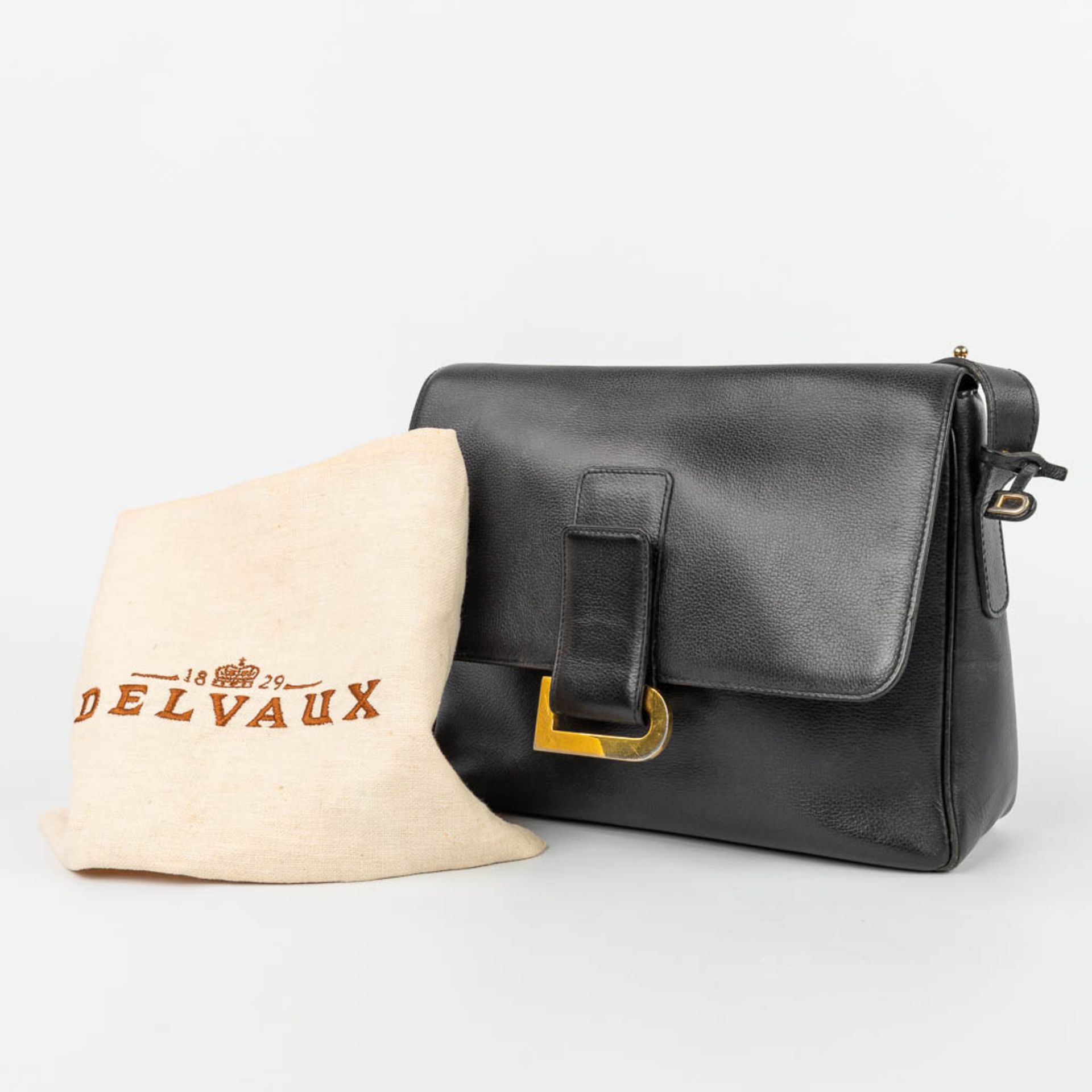 A purse made of black leather and marked Delvaux. (H:20cm)