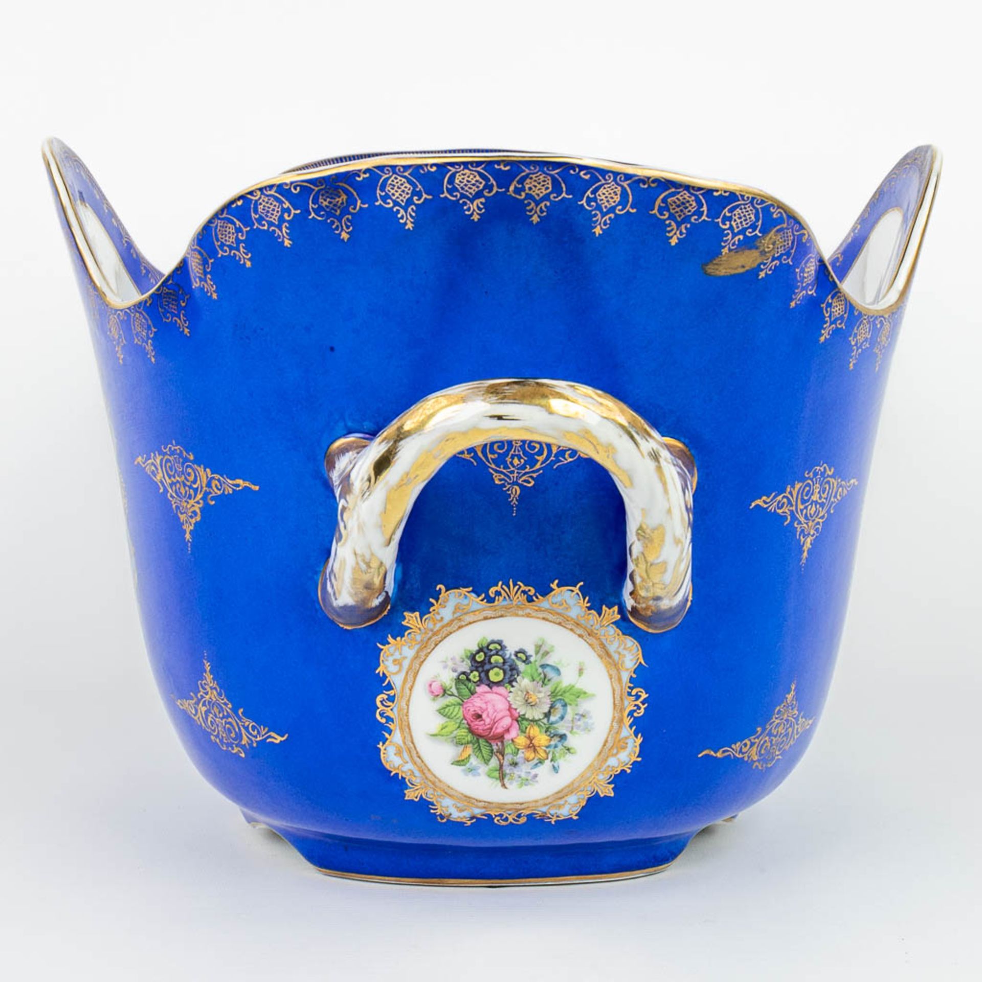 A large wine cooler made of porcelain with flower decor and marked with the Meissener logo. (H:28cm) - Image 13 of 13