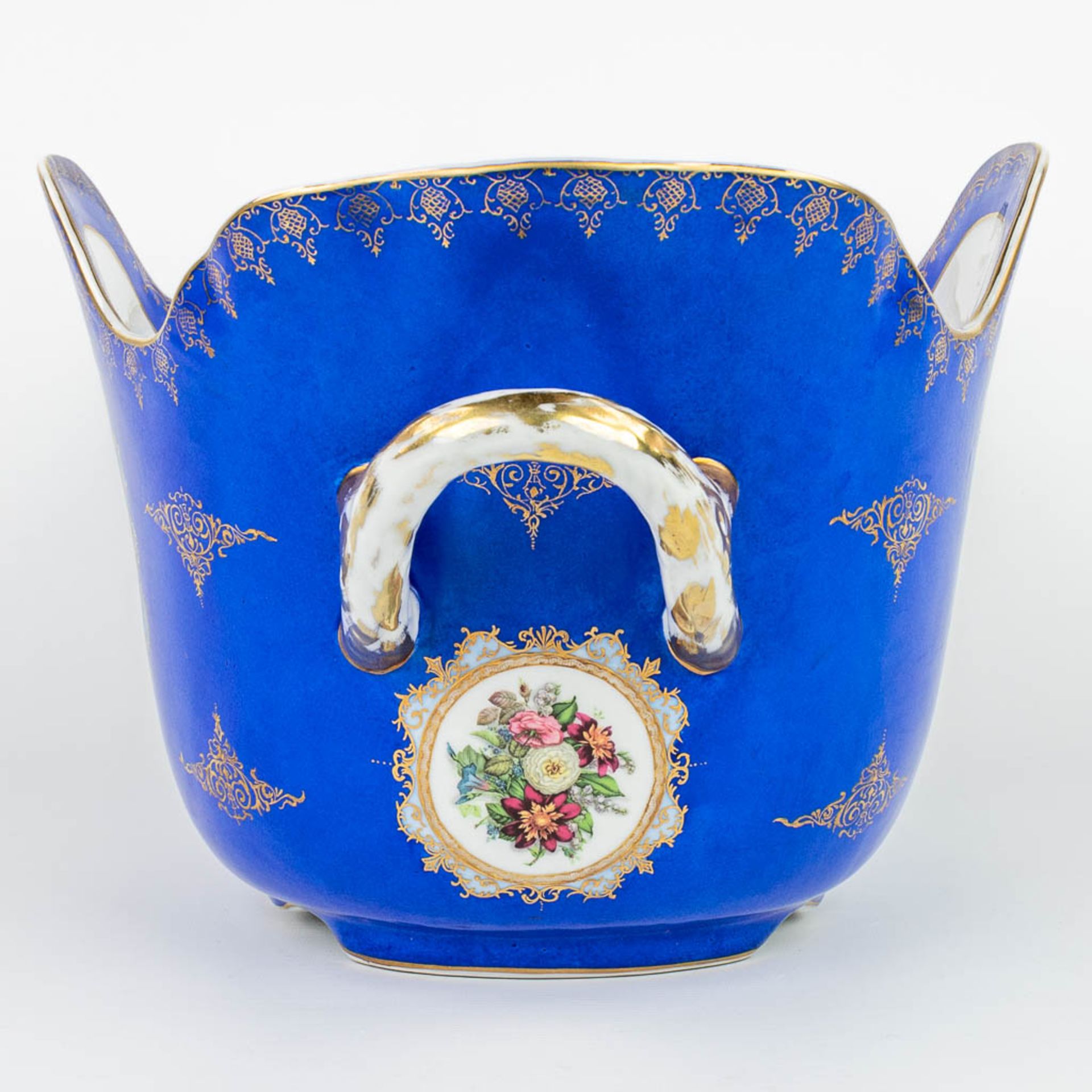 A large wine cooler made of porcelain with flower decor and marked with the Meissener logo. (H:28cm) - Image 8 of 13