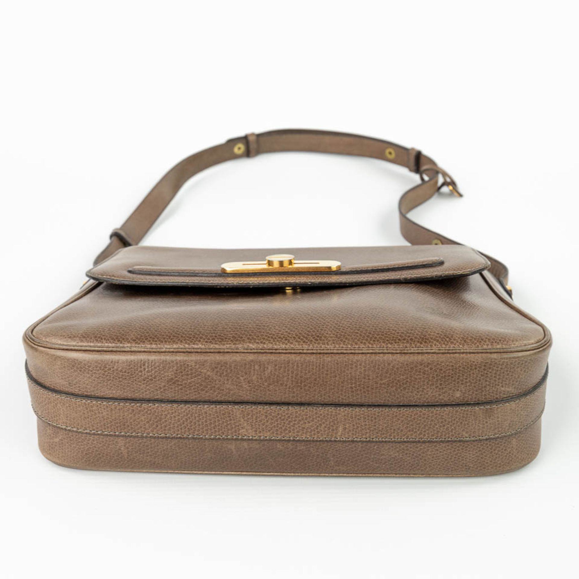 A handbag made of brown leather and marked Delvaux. (H:22cm) - Image 4 of 14