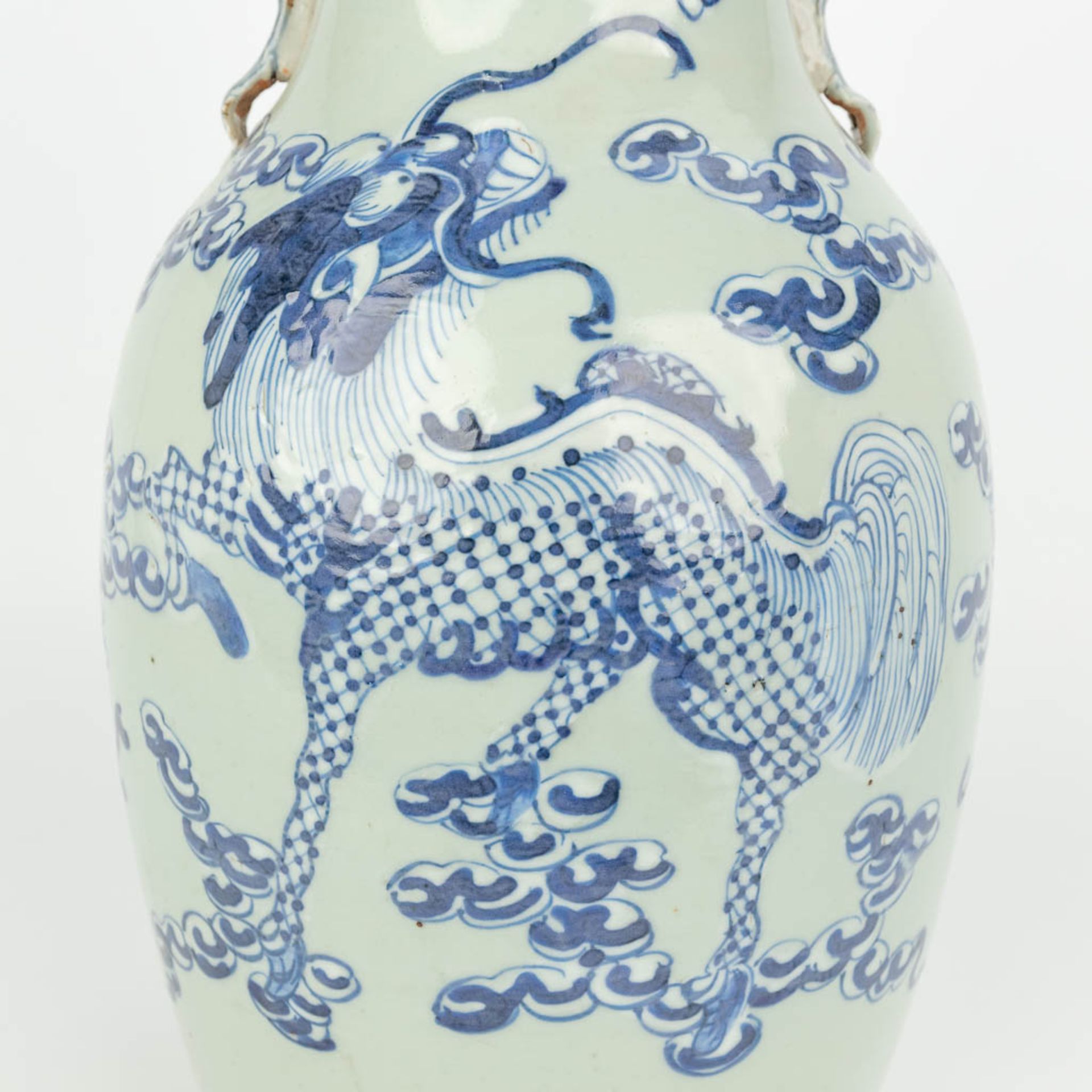 A collection of 3 vases made of Chinese porcelain with blue-white decor. (H:42cm) - Bild 16 aus 17