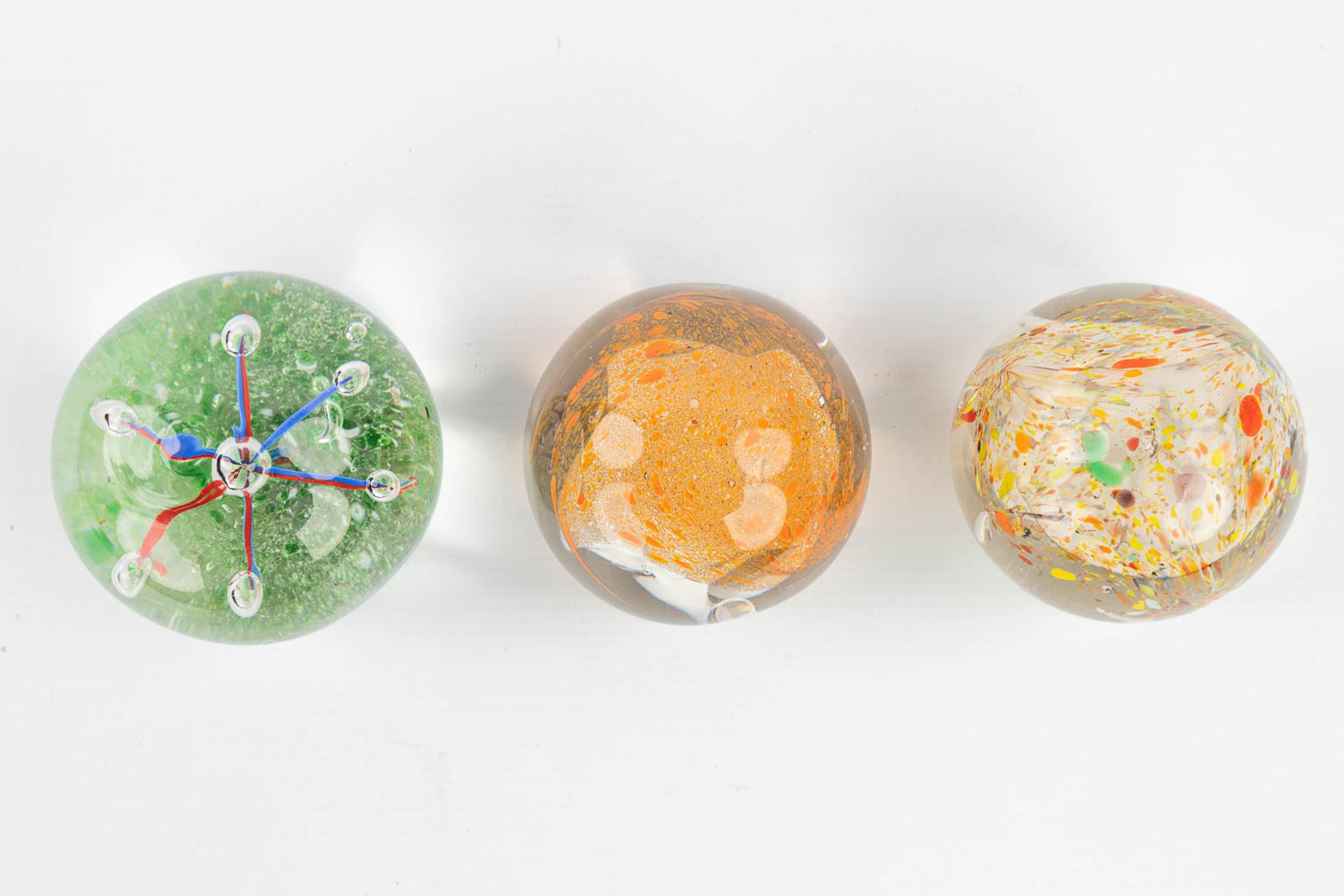 A collection of 7 paperweights made in Murano and decorated with abstract glass art. (H:7,5cm) - Image 8 of 14