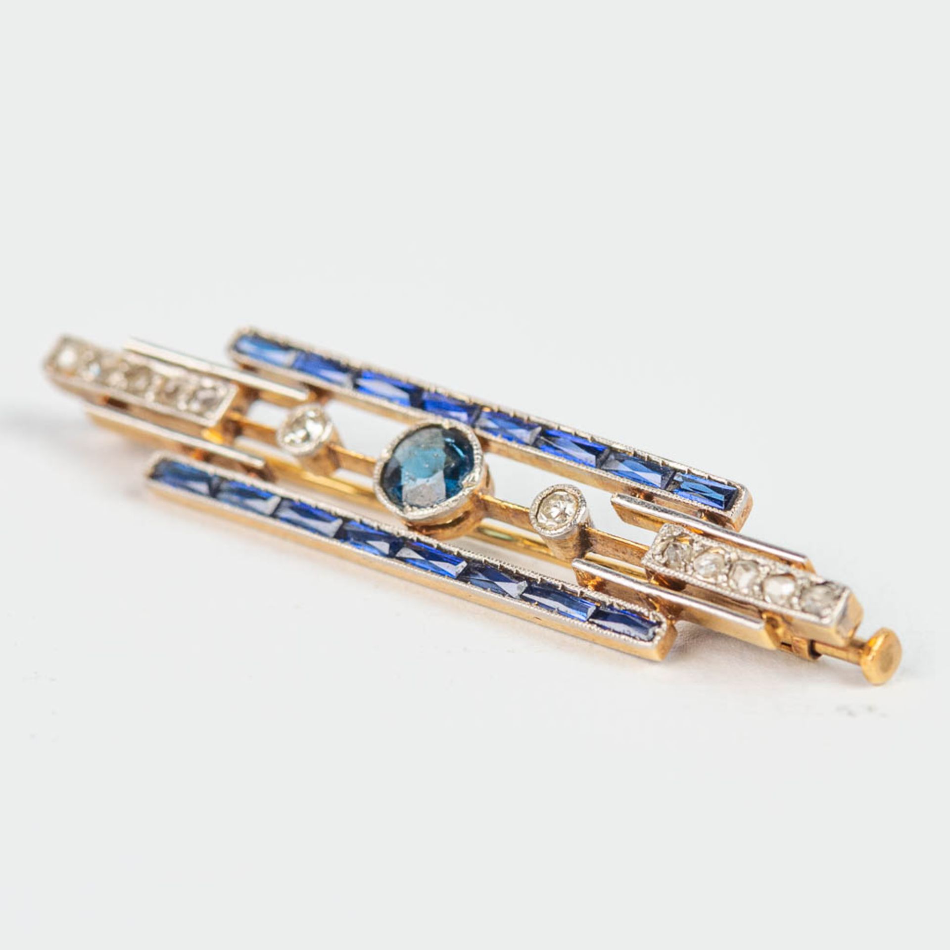 A small brooch made of yellow and white gold in art deco style, with blue sapphires. - Image 4 of 10