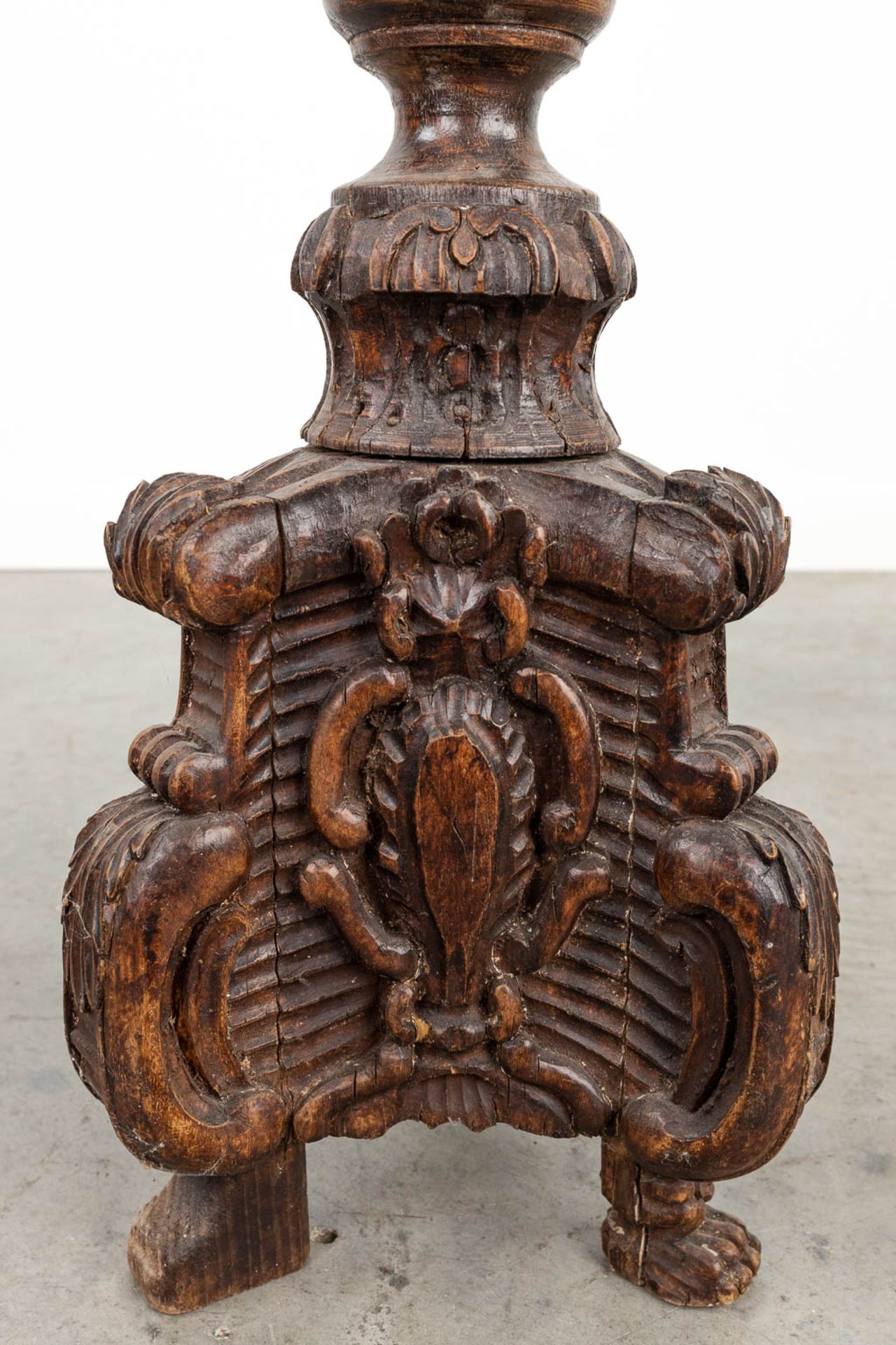 An antique wood sculptured base of a candlestick, around 1800. (H:102cm) - Image 9 of 9