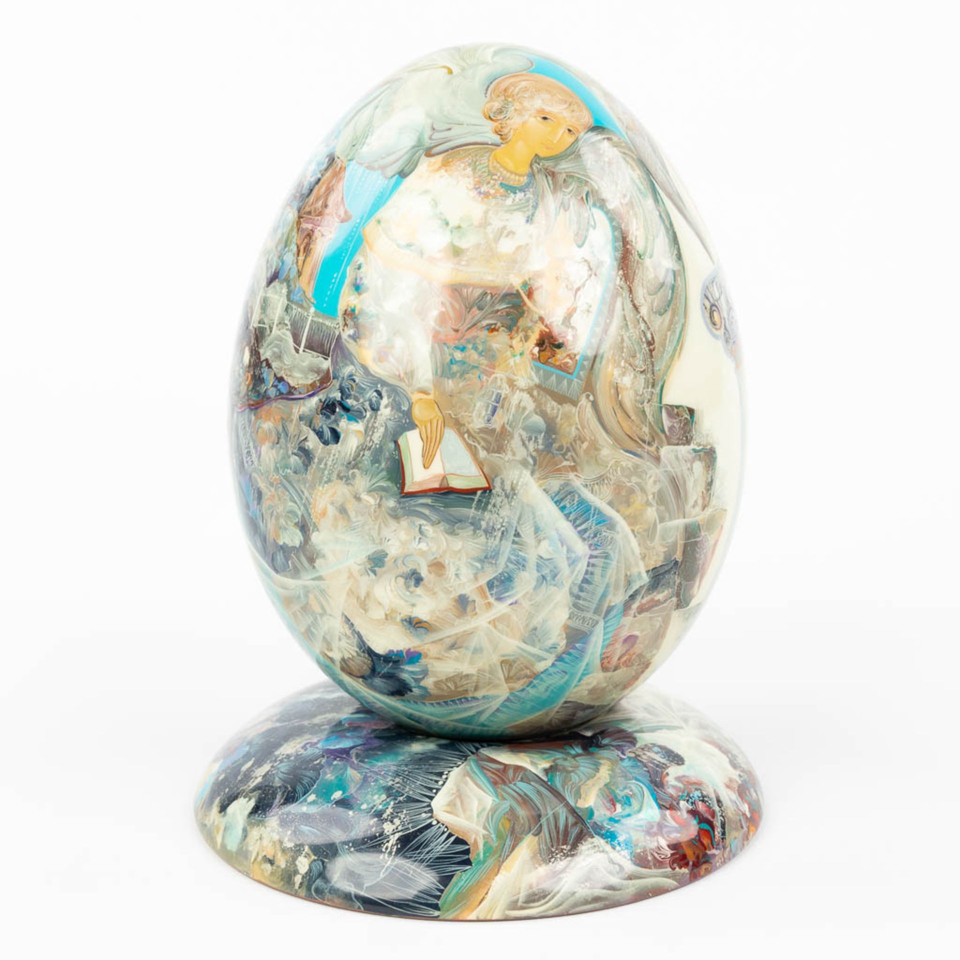 A hand-painted egg on a stand and made of Wood. Marked Stiva Goriachij, made in Russia. (H:17cm) - Image 13 of 15